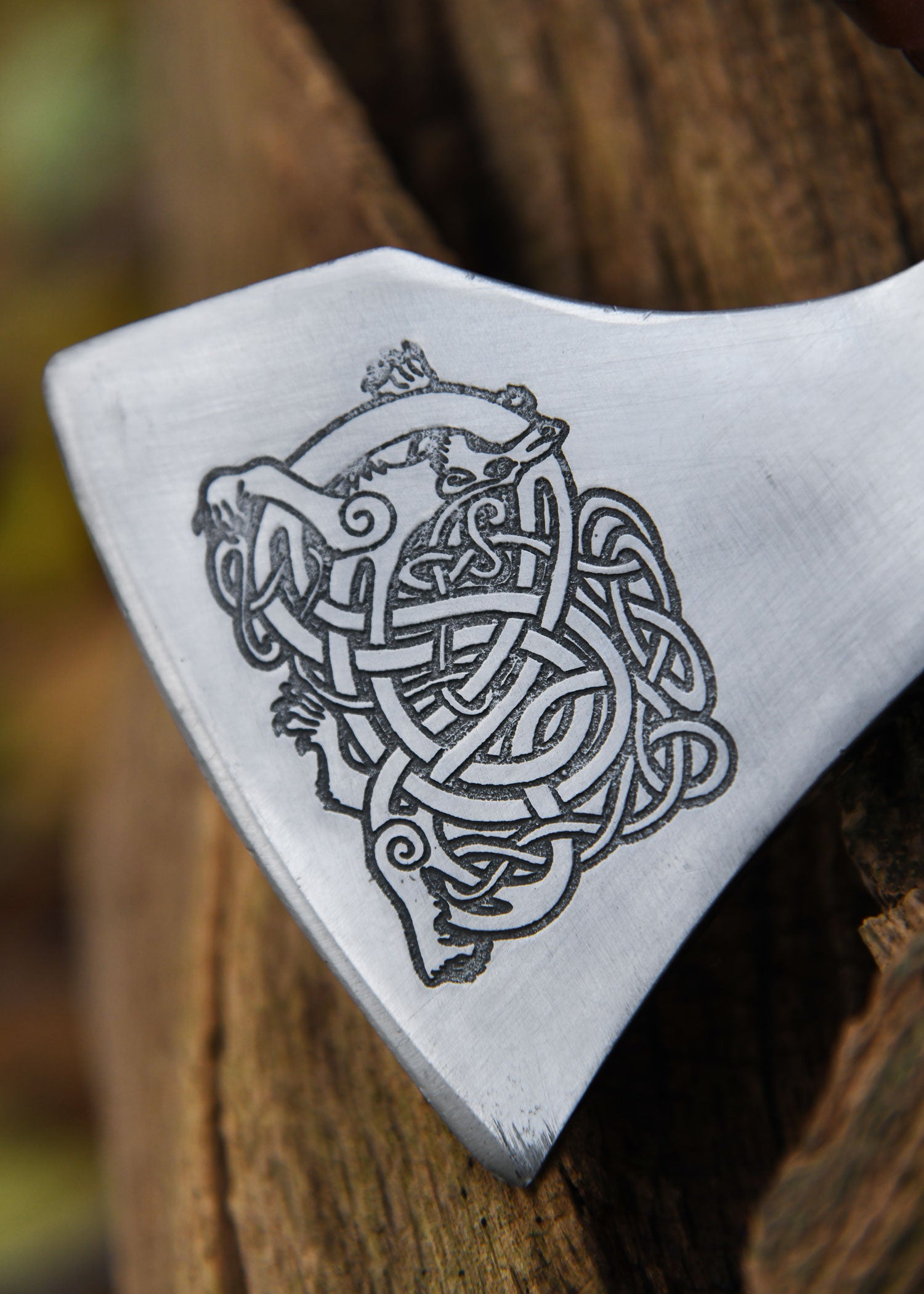 Imagen única de: Hacha Vikinga Fabricada En Acero Fundido, Tipo E, Con Grabado Y Forrado En Cuero.