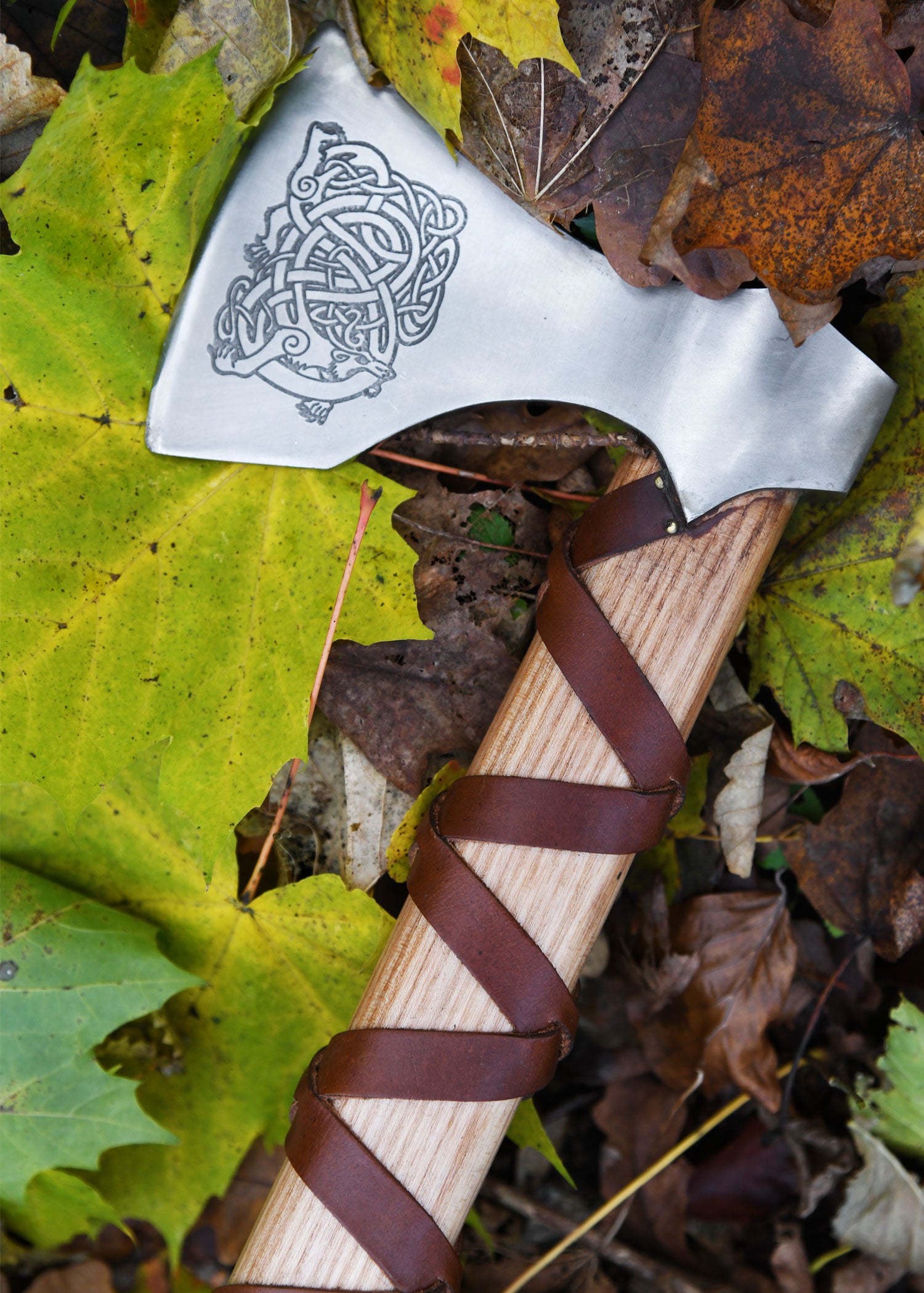 Imagen única de: Hacha Vikinga Fabricada En Acero Fundido, Tipo E, Con Grabado Y Forrado En Cuero.