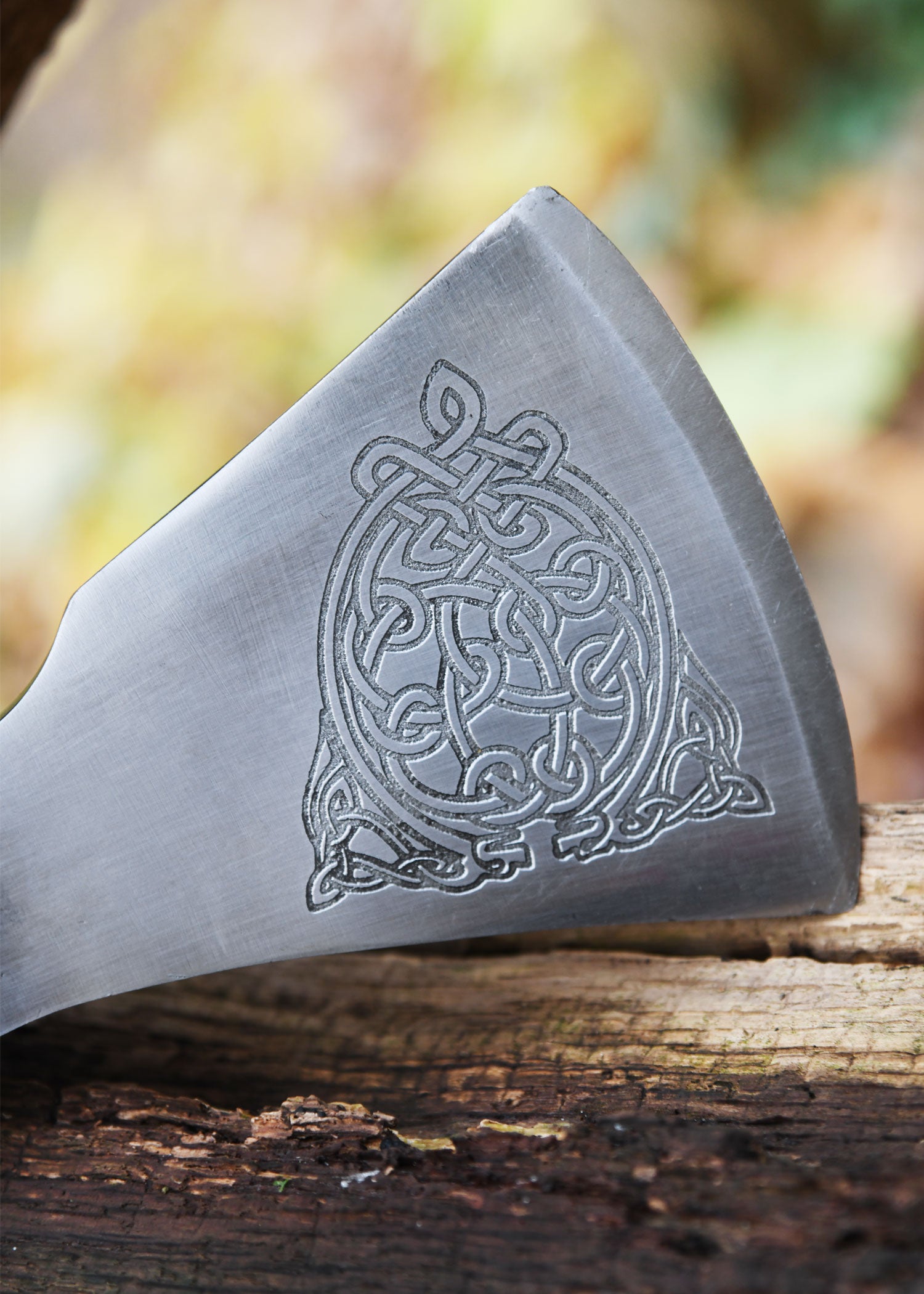 Imagen única de: Hacha Vikinga Fabricada En Acero Fundido, Tipo F, Con Grabado Y Forrado En Cuero.