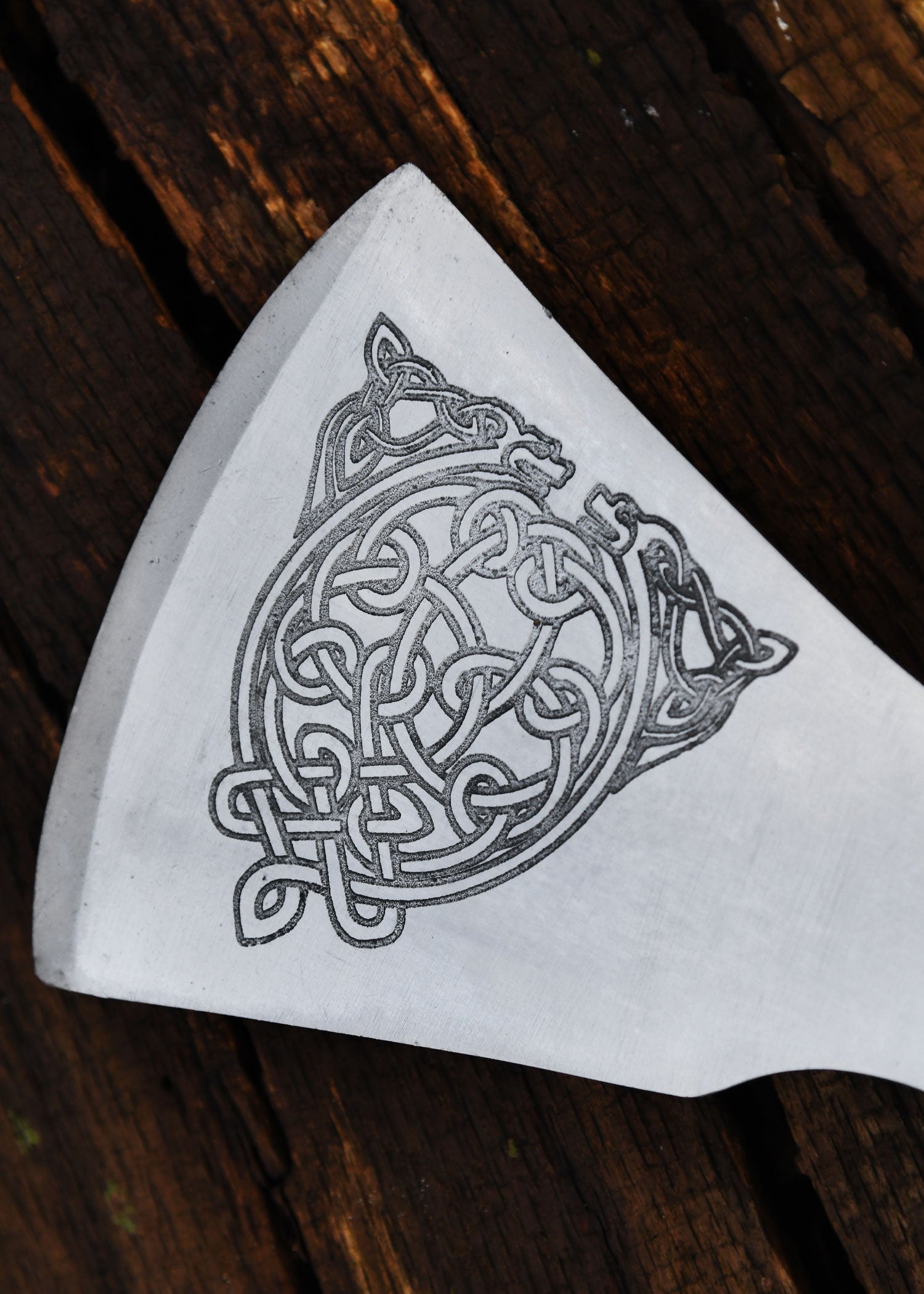 Imagen única de: Hacha Vikinga Fabricada En Acero Fundido, Tipo F, Con Grabado Y Forrado En Cuero.