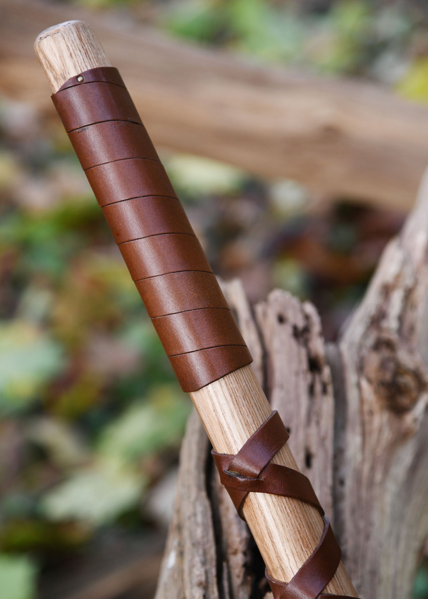 Imagen única de: Hacha Vikinga Fabricada En Acero Fundido, Tipo F, Con Grabado Y Forrado En Cuero.