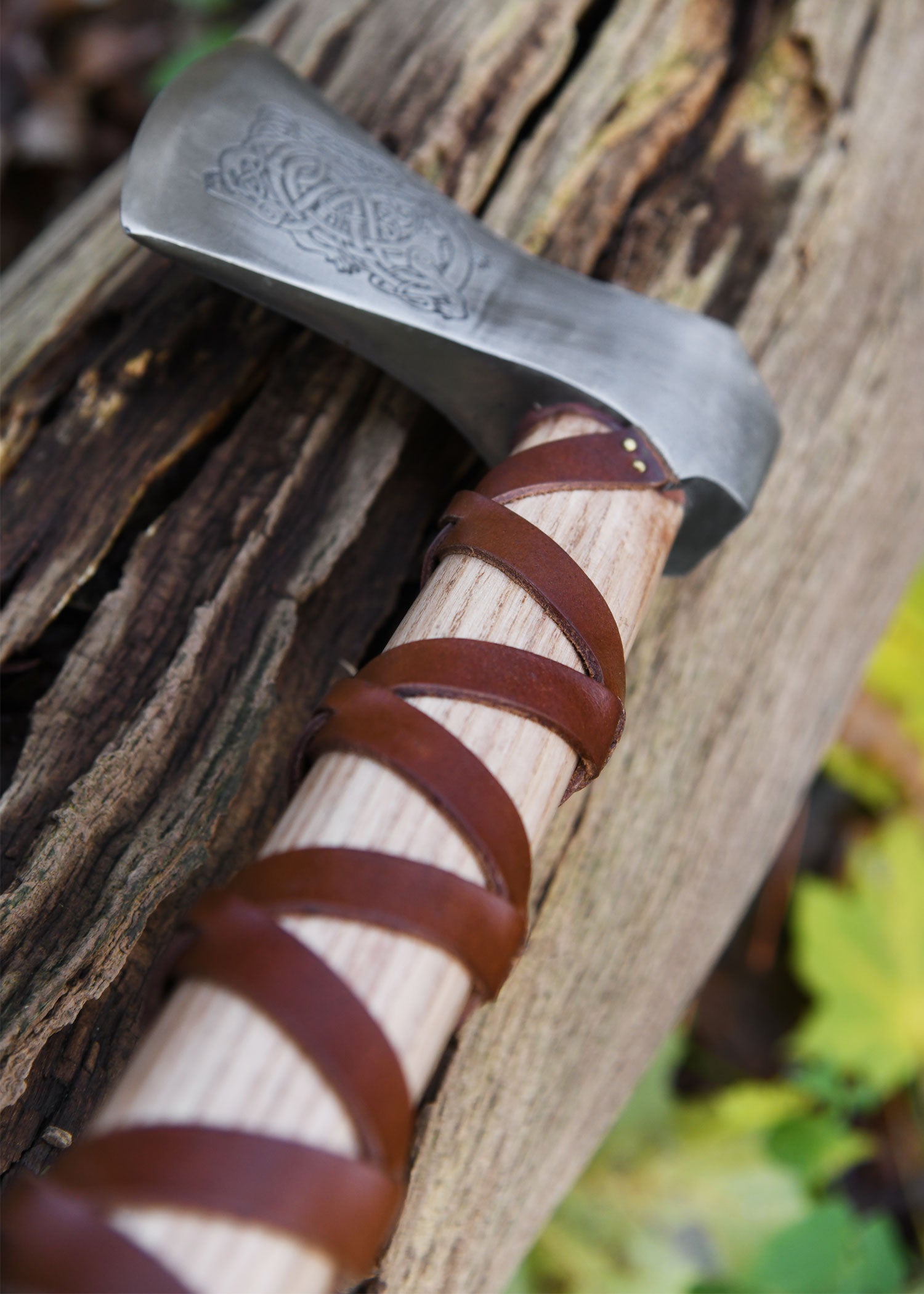 Imagen única de: Hacha Vikinga Fabricada En Acero Fundido, Tipo H, Con Grabado Y Forrado En Cuero