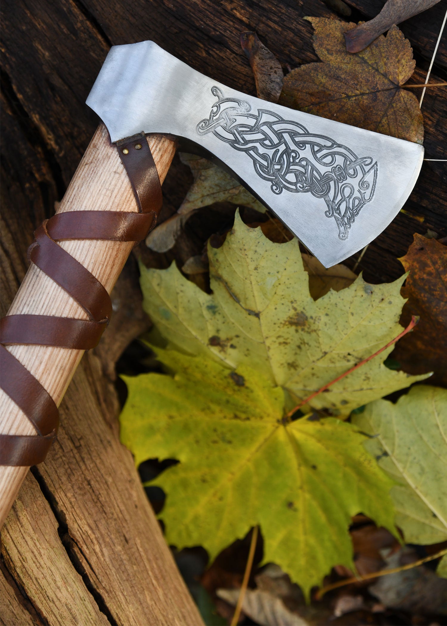 Imagen única de: Hacha Vikinga Fabricada En Acero Fundido, Tipo L, Con Grabado Y Forrado En Cuero.