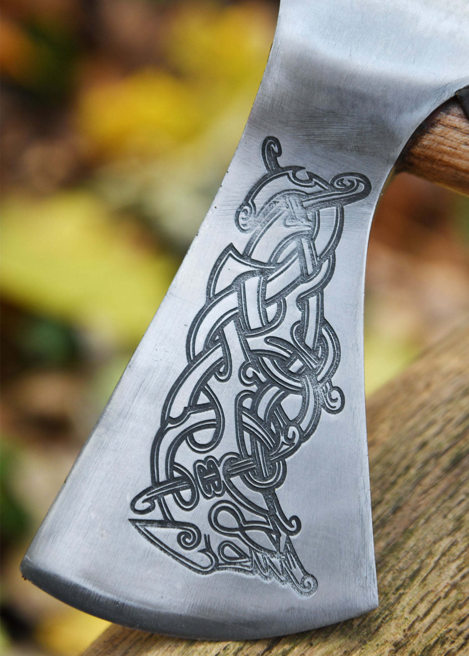 Imagen única de: Hacha Vikinga Fabricada En Acero Fundido, Tipo L, Con Grabado Y Forrado En Cuero.