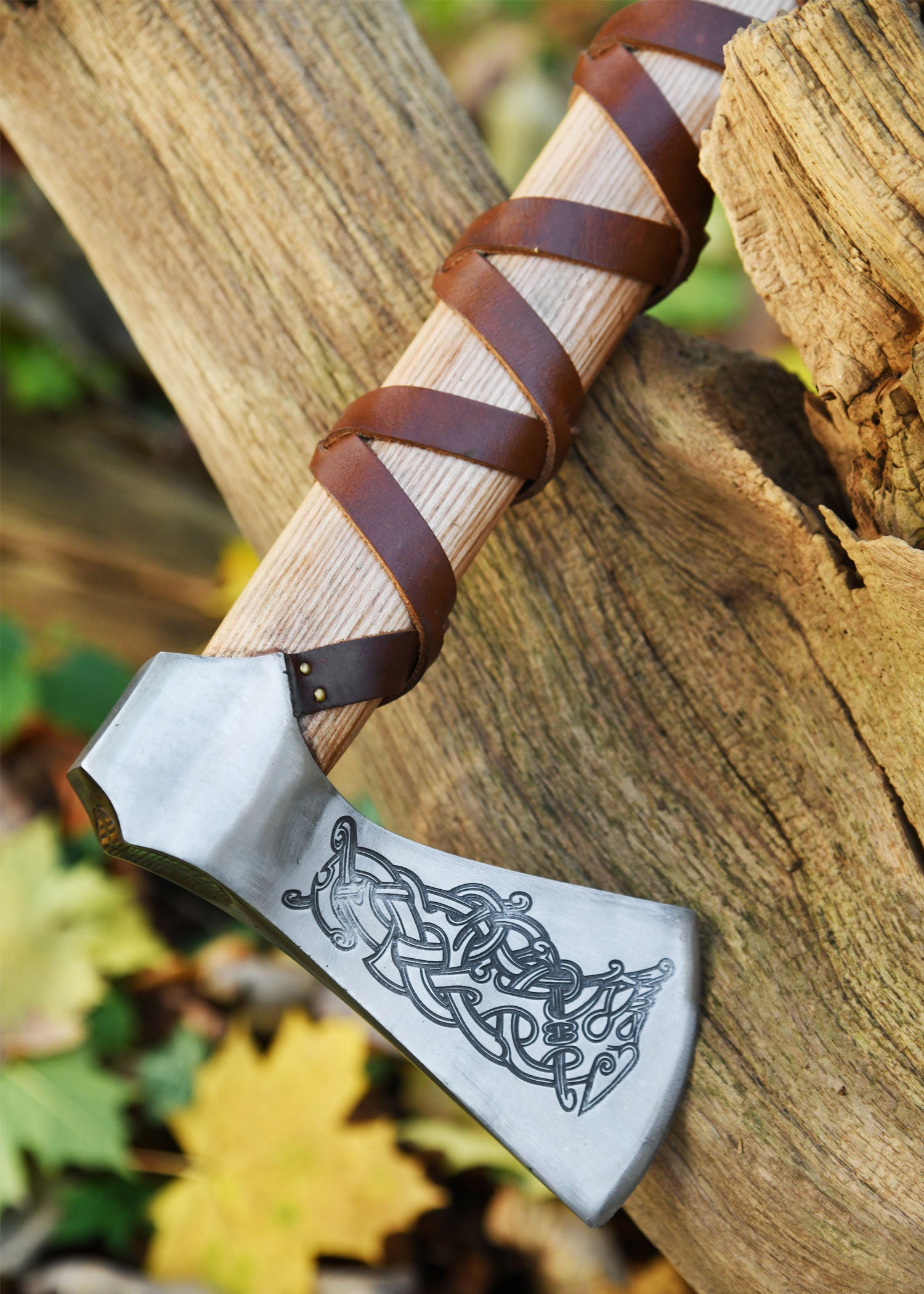 Imagen única de: Hacha Vikinga Fabricada En Acero Fundido, Tipo L, Con Grabado Y Forrado En Cuero.