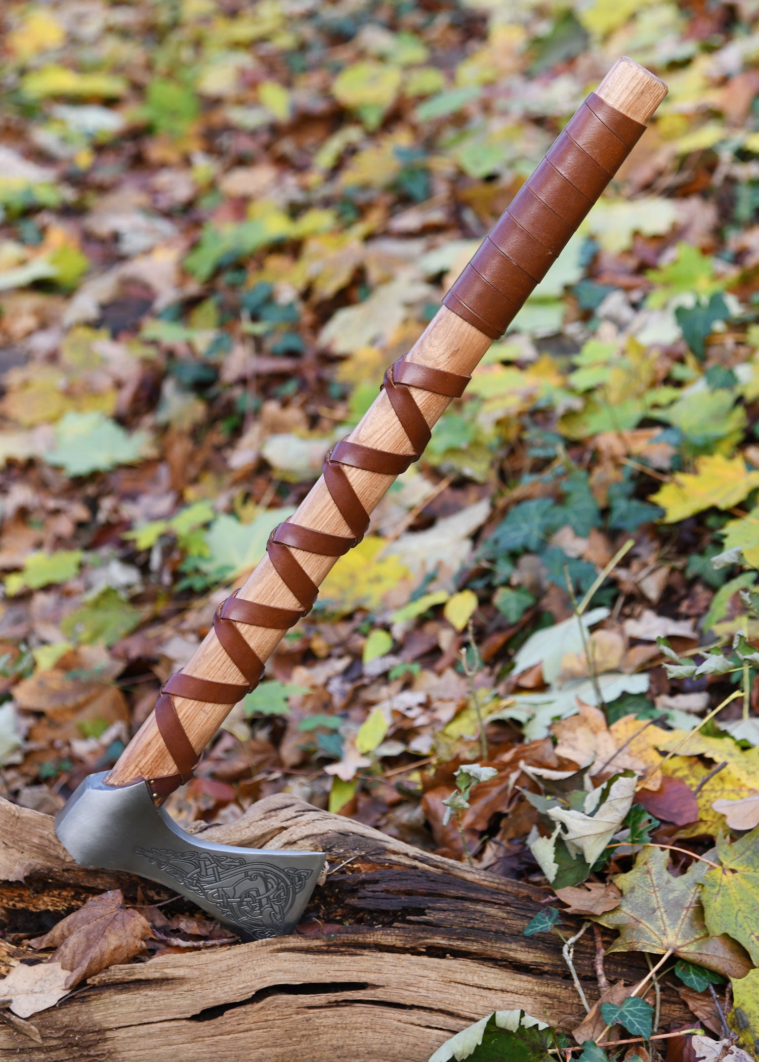 Imagen única de: Hacha Vikinga Fabricada En Acero Fundido, Tipo K, Con Grabado Y Forrado En Cuero.