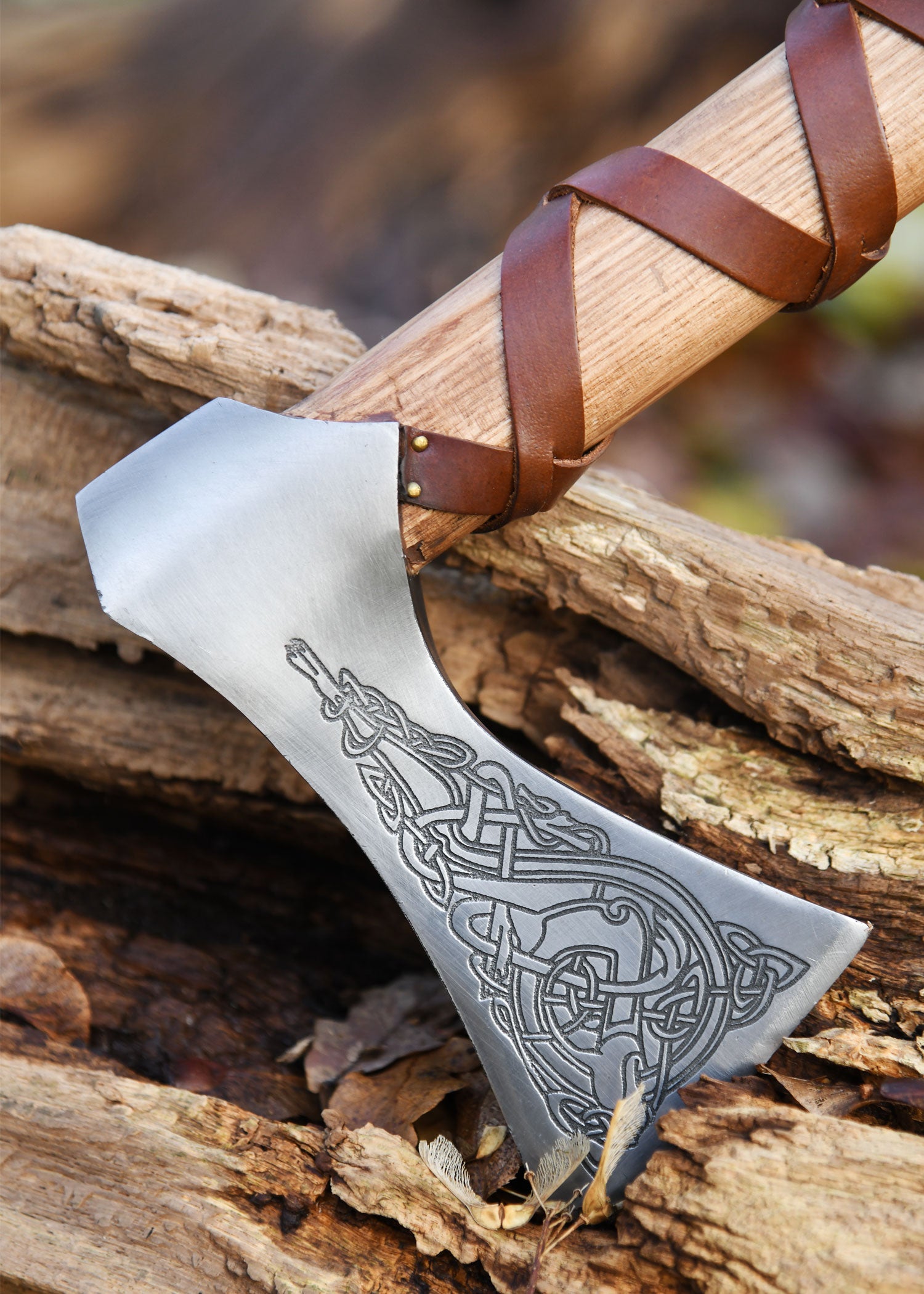Imagen única de: Hacha Vikinga Fabricada En Acero Fundido, Tipo K, Con Grabado Y Forrado En Cuero.