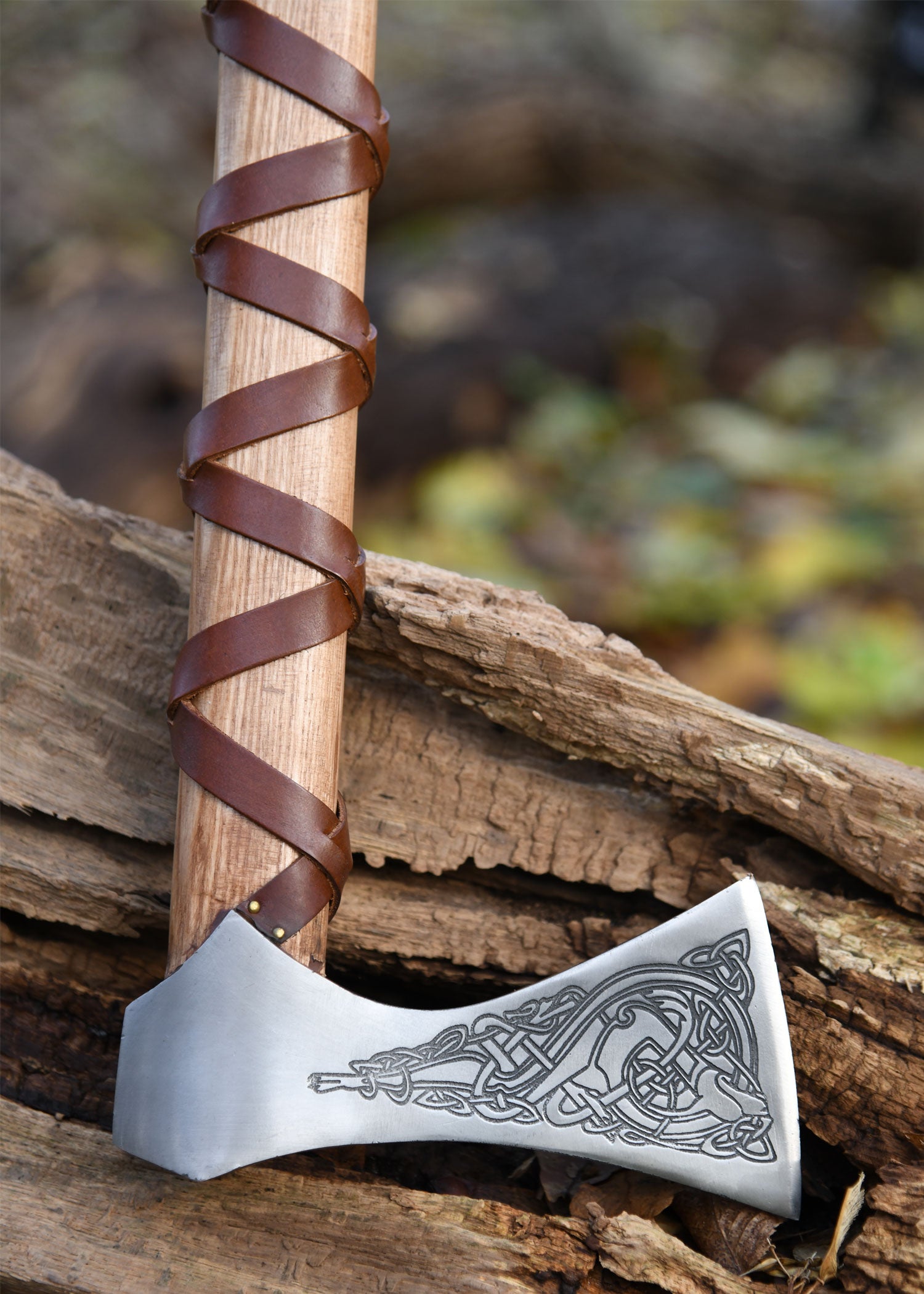 Imagen única de: Hacha Vikinga Fabricada En Acero Fundido, Tipo K, Con Grabado Y Forrado En Cuero.
