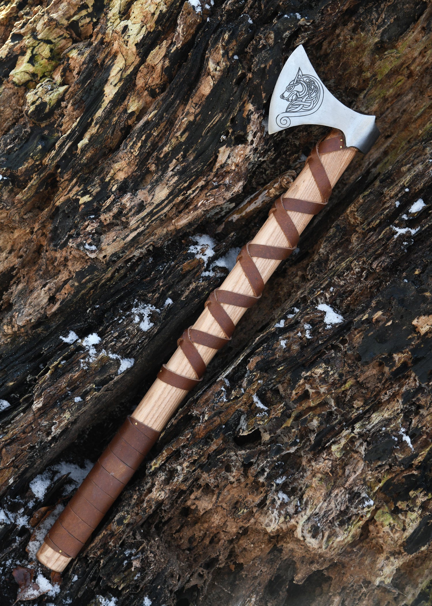 Imagen única de: Hacha Vikinga Fabricada En Acero Fundido, Tipo G, Con Grabado Y Forrada En Cuero.