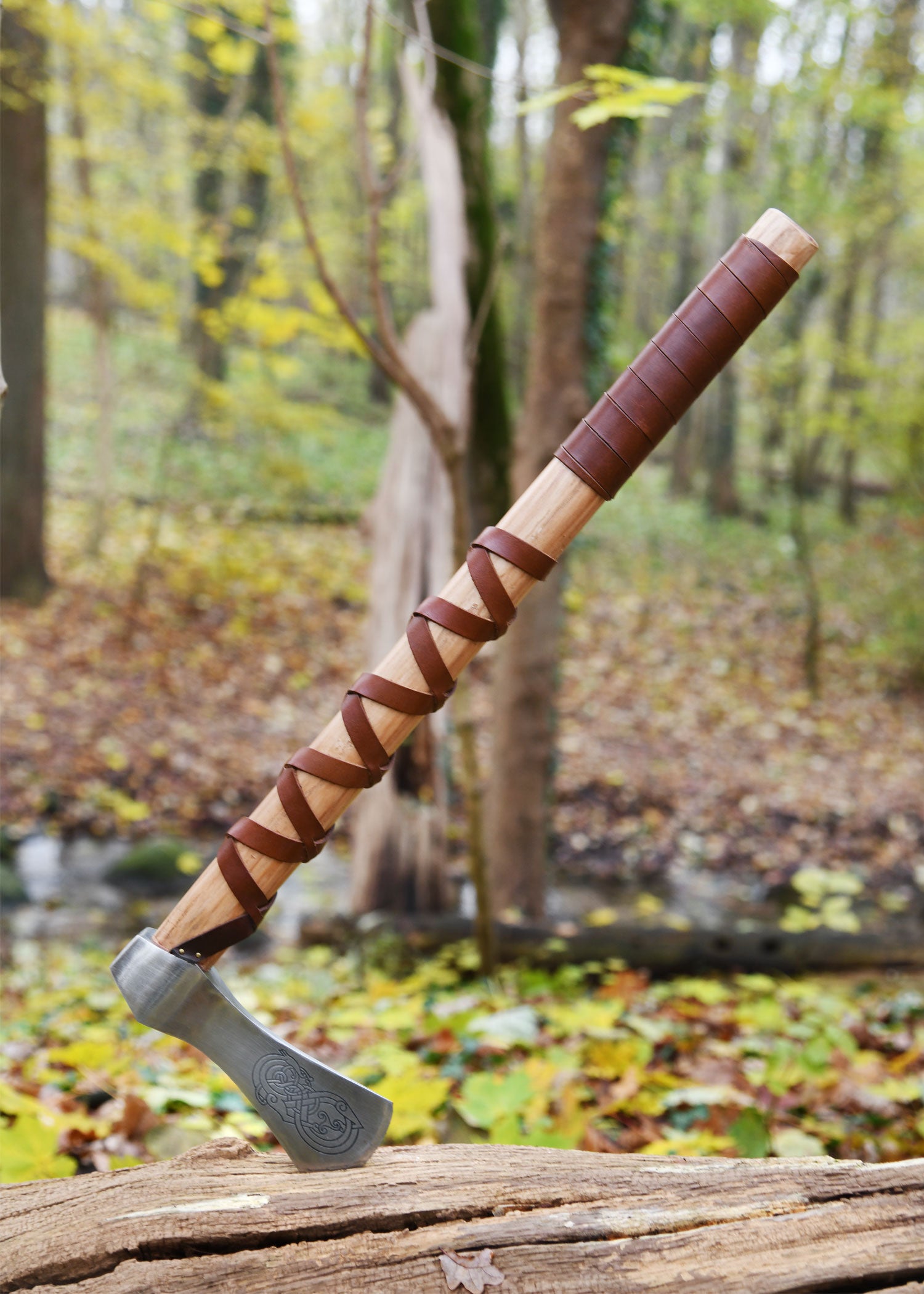 Imagen única de: Hacha Vikinga Fabricada En Acero Fundido, Tipo A, Con Grabado Y Forrado En Cuero.