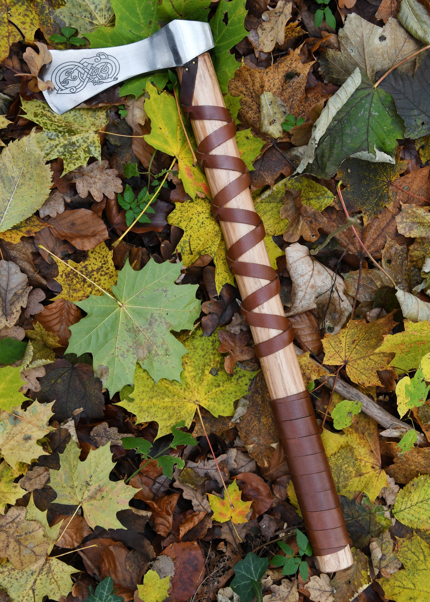 Imagen única de: Hacha Vikinga Fabricada En Acero Fundido, Tipo A, Con Grabado Y Forrado En Cuero.