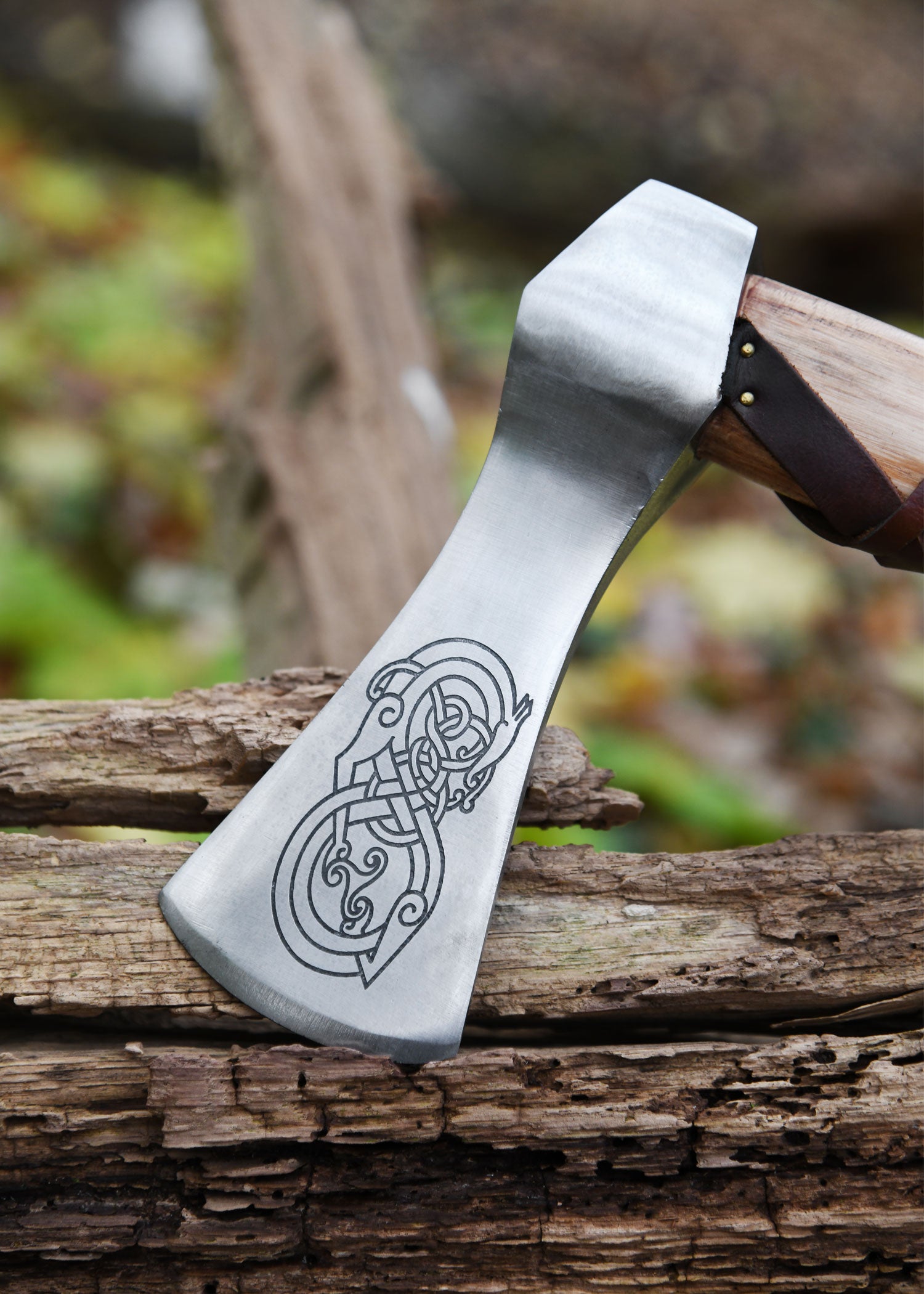 Imagen única de: Hacha Vikinga Fabricada En Acero Fundido, Tipo A, Con Grabado Y Forrado En Cuero.