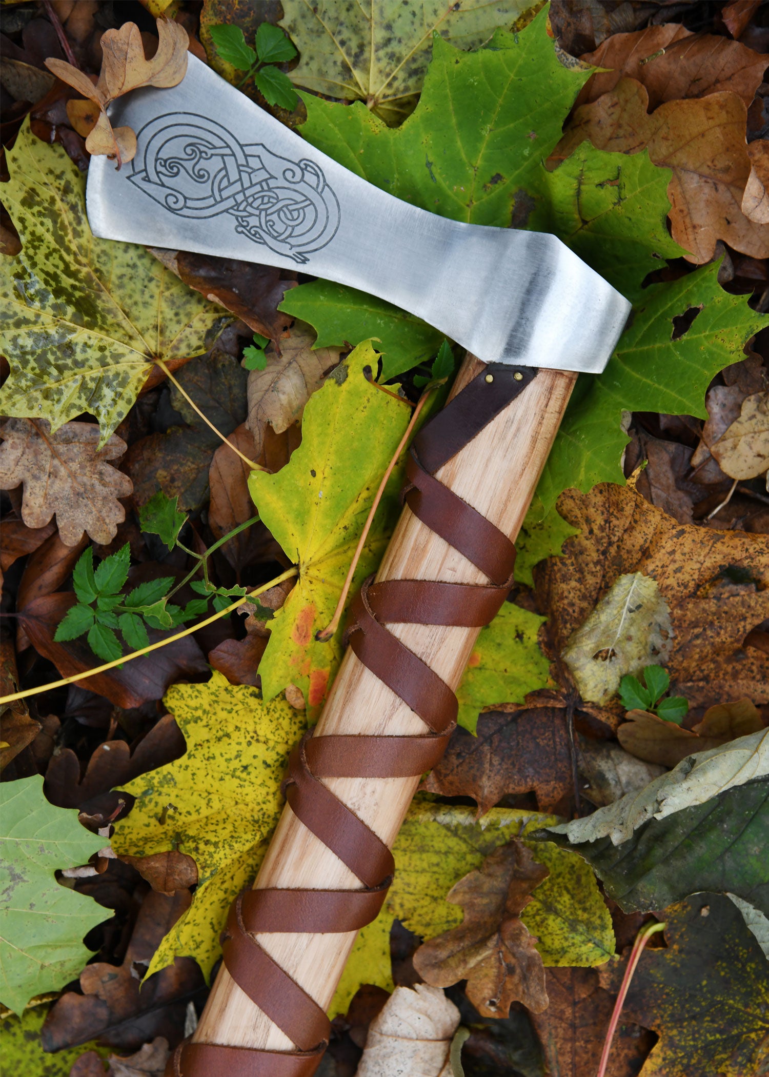 Imagen única de: Hacha Vikinga Fabricada En Acero Fundido, Tipo A, Con Grabado Y Forrado En Cuero.