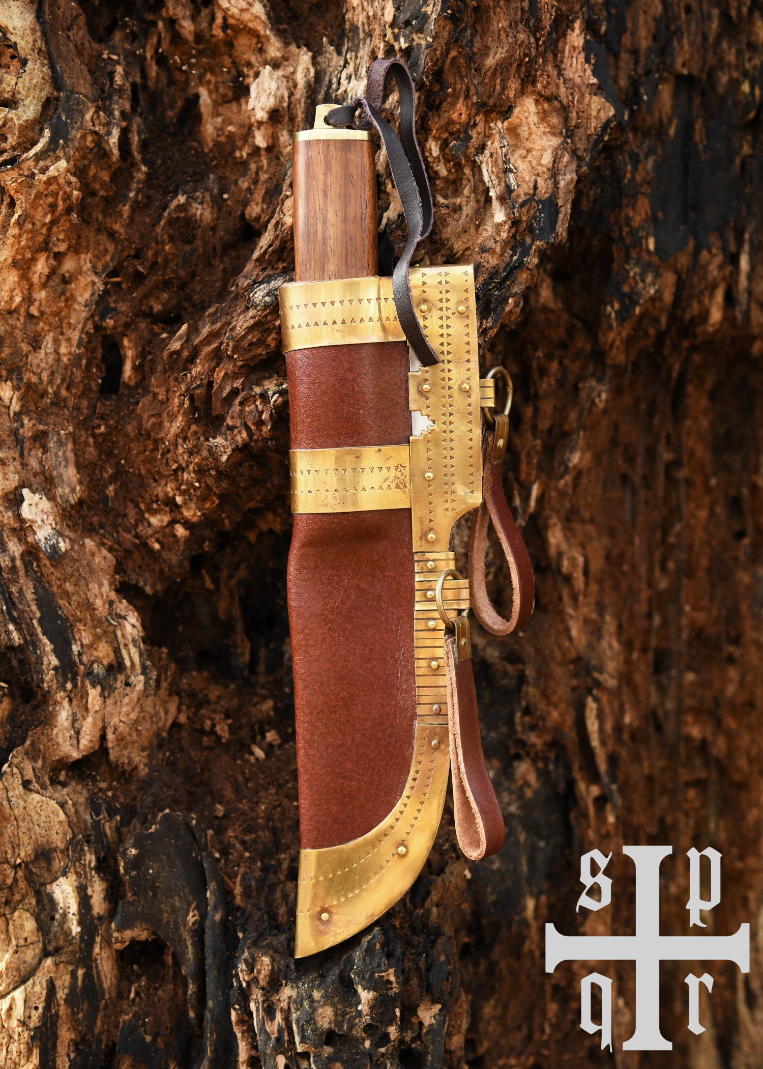 Imagen única de: Cuchillo Vikingo Fabricado En Acero De Damasco Con Mango De Madera.