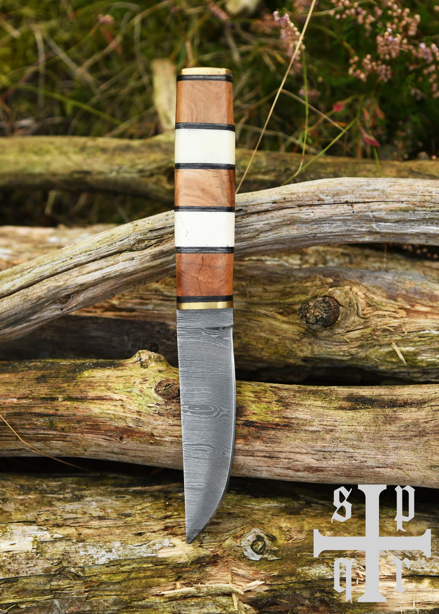 Imagen única de: Cuchillo Vikingo Fabricado En Acero De Damasco Con Mango De Madera/hueso.