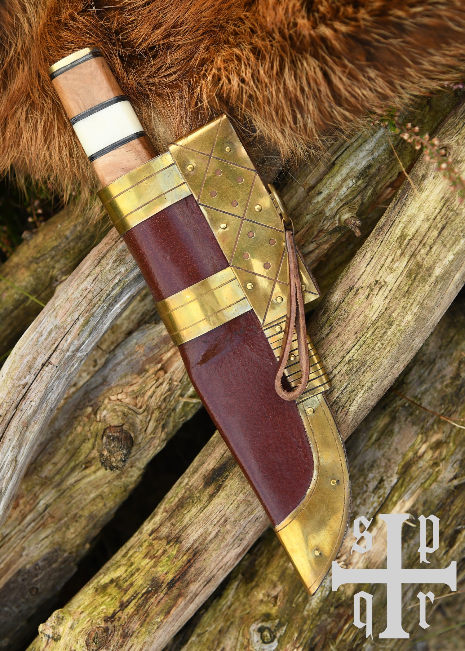 Imagen única de: Cuchillo Vikingo Fabricado En Acero De Damasco Con Mango De Madera/hueso.