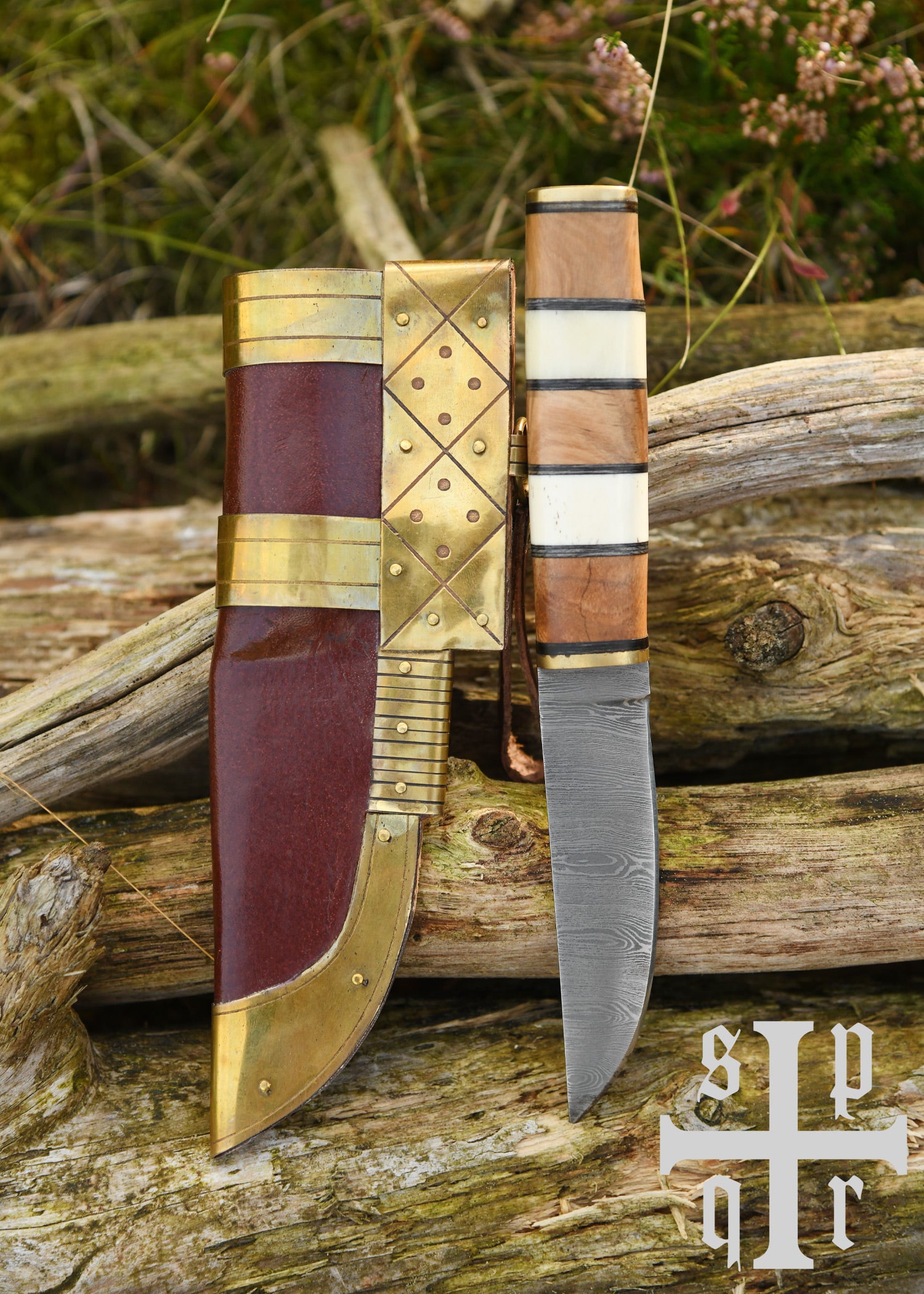 Imagen única de: Cuchillo Vikingo Fabricado En Acero De Damasco Con Mango De Madera/hueso.