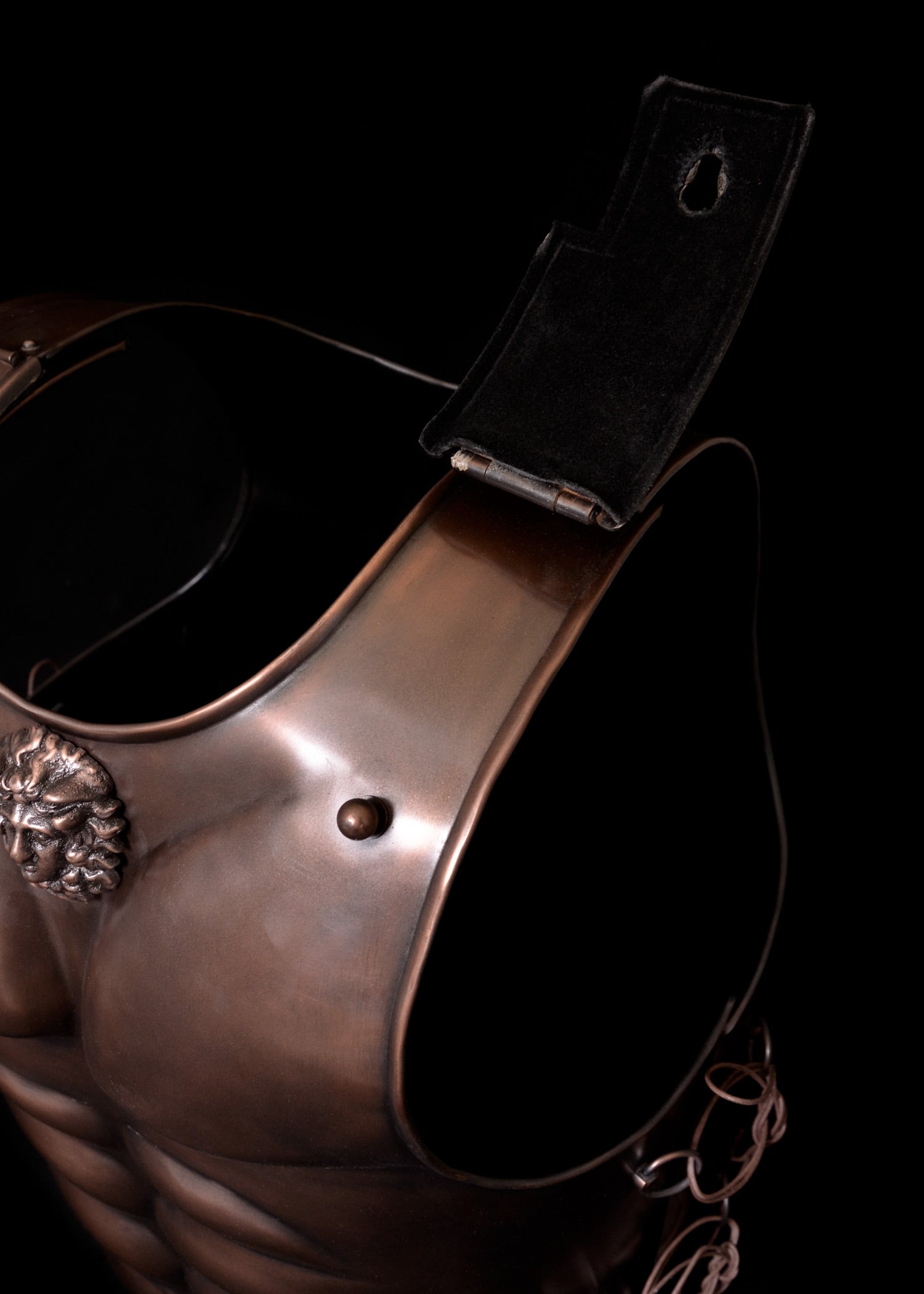 Imagen única de: Armadura Muscular Espartana Fabricada En Acero Con Acabado En Bronce.