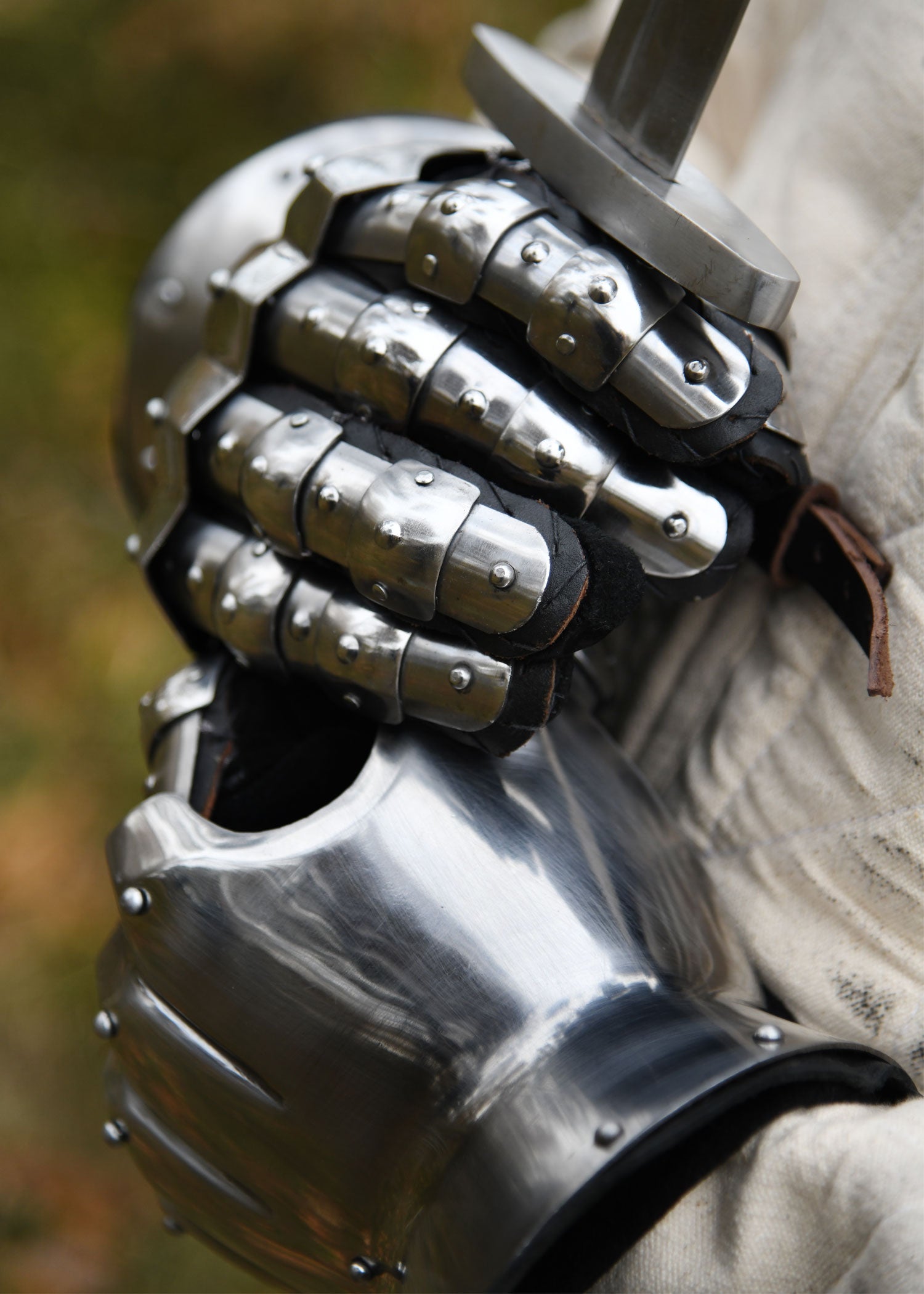 Imagen única de: Guantes Medievales De Reloj De Arena Con Remaches Decorativos, Siglo Xiv, Acero De 1,6 Mm
