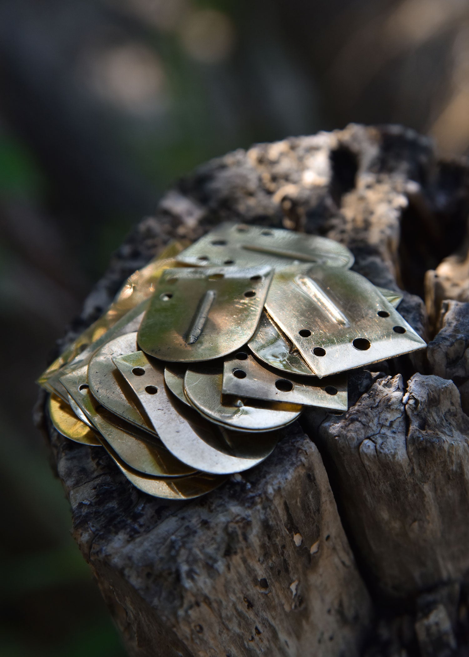 Imagen única de: Básculas De Latón Para Armadura De Listones, 25 Mm X 35 Mm, Con Nervadura Central (Paquete De 25)