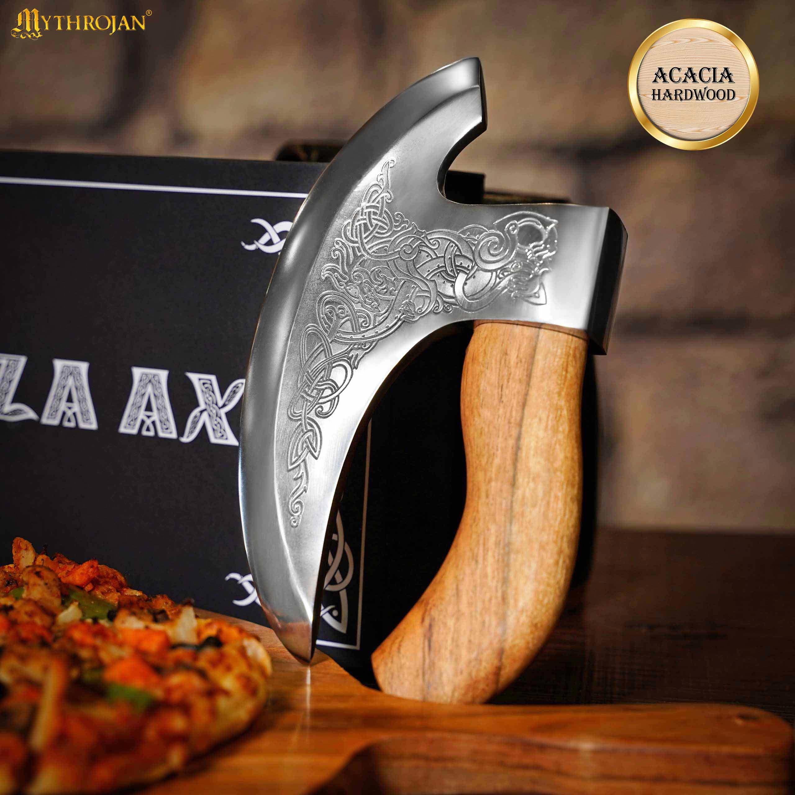 Imagen única de: Mythrojan Hacha Vikinga para Pizza - Cortador de Pizza de Acero Inoxidable Forjado a Mano con Mango de Acacia Maciza y Funda de Cuero - Grabado Celta - Caja de Regalo