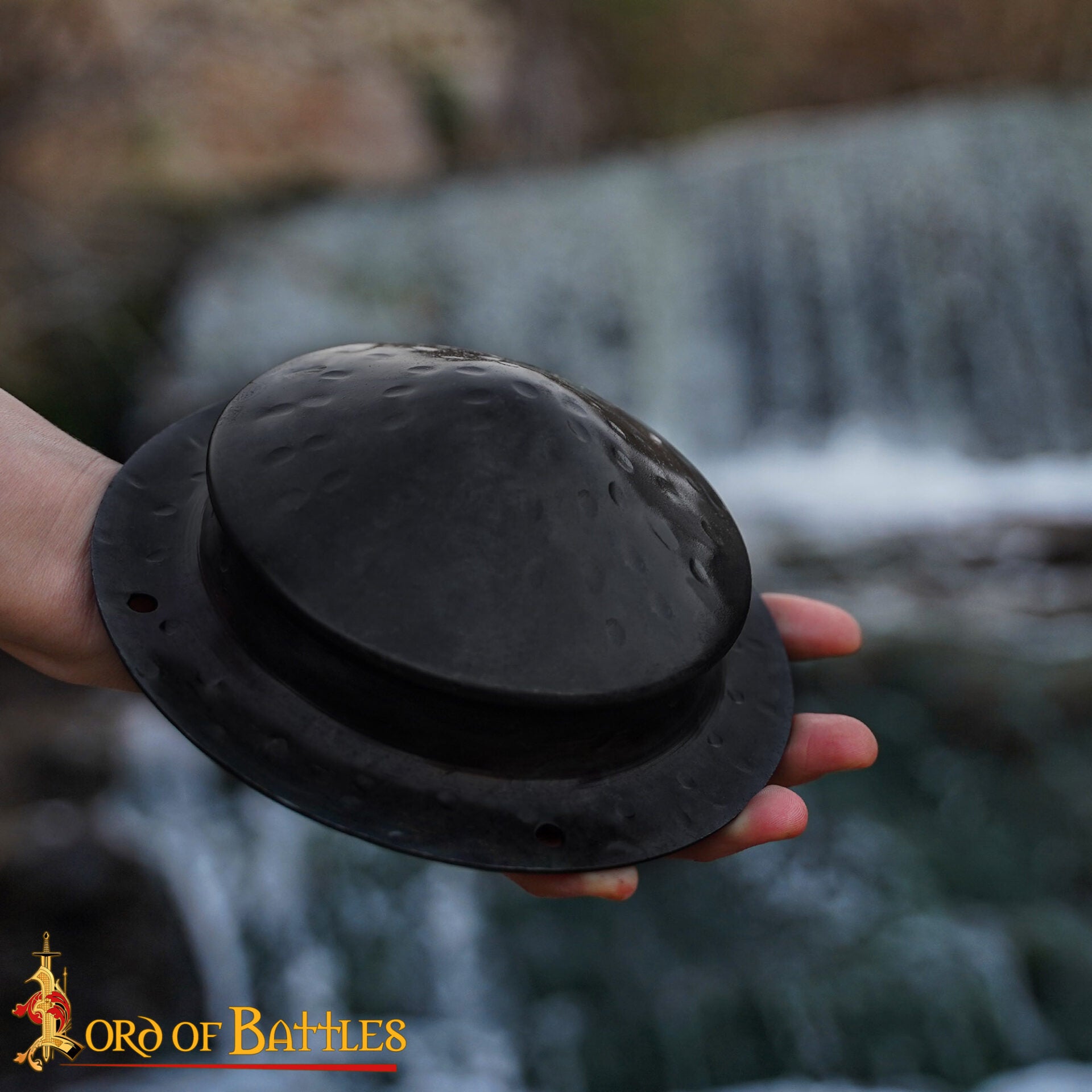 Imagen única de: Escudo Cónico Medieval de Acero Forjado a Mano con Remaches de Montaje