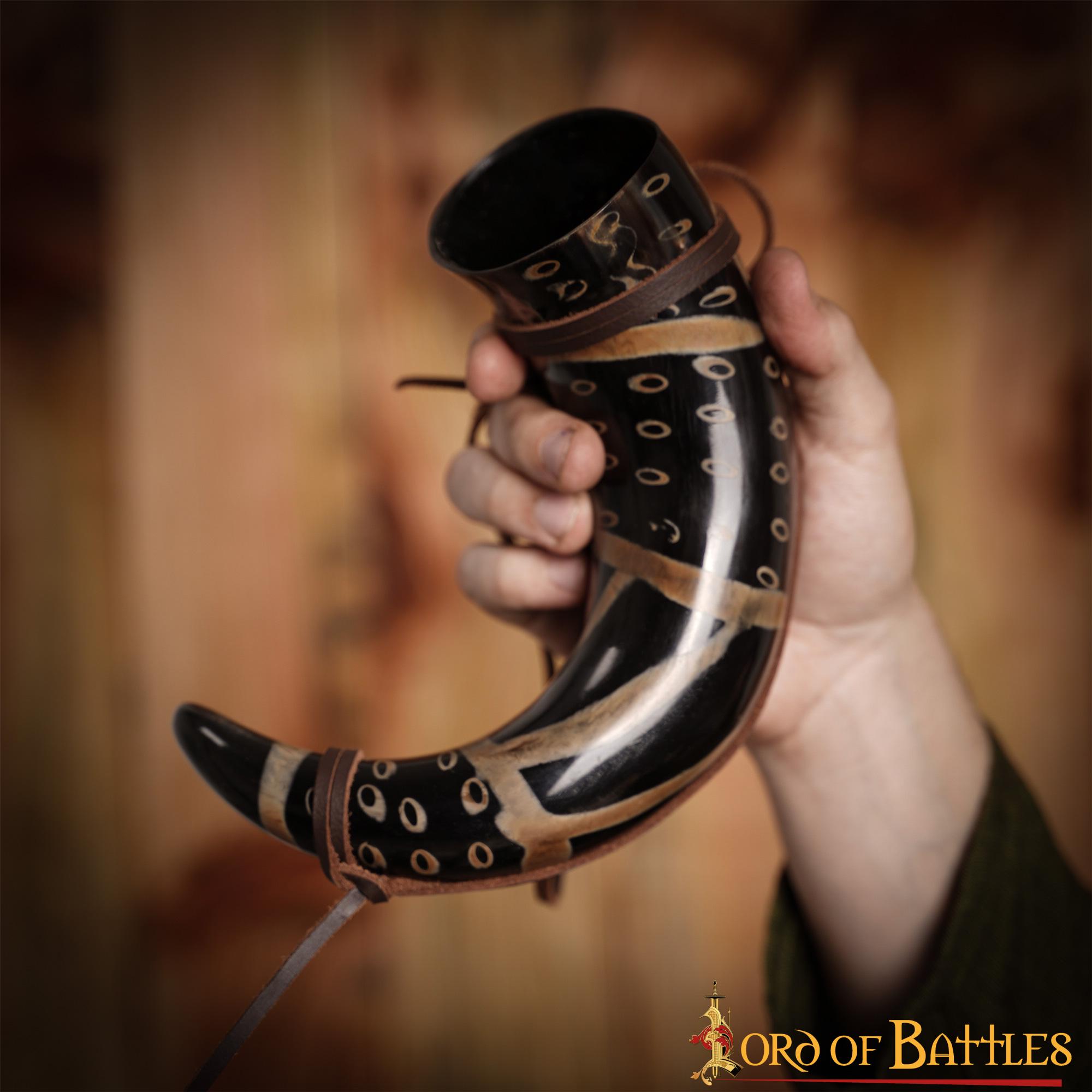 Imagen única de: Cuerno Medieval para Beber 400 - 500 Ml con Cuerda de Cuero Hecho a Mano Verdadero Cuerno de Buey