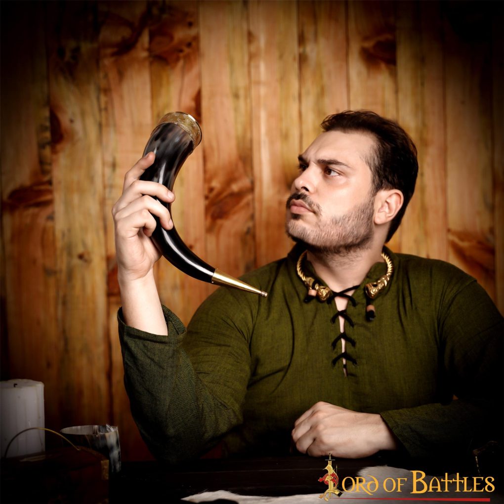 Imagen única de: Cuerno Medieval Vikingo para Beber con Accesorios de Latón Puro Cuerno de Buey Auténtico Hecho a Mano