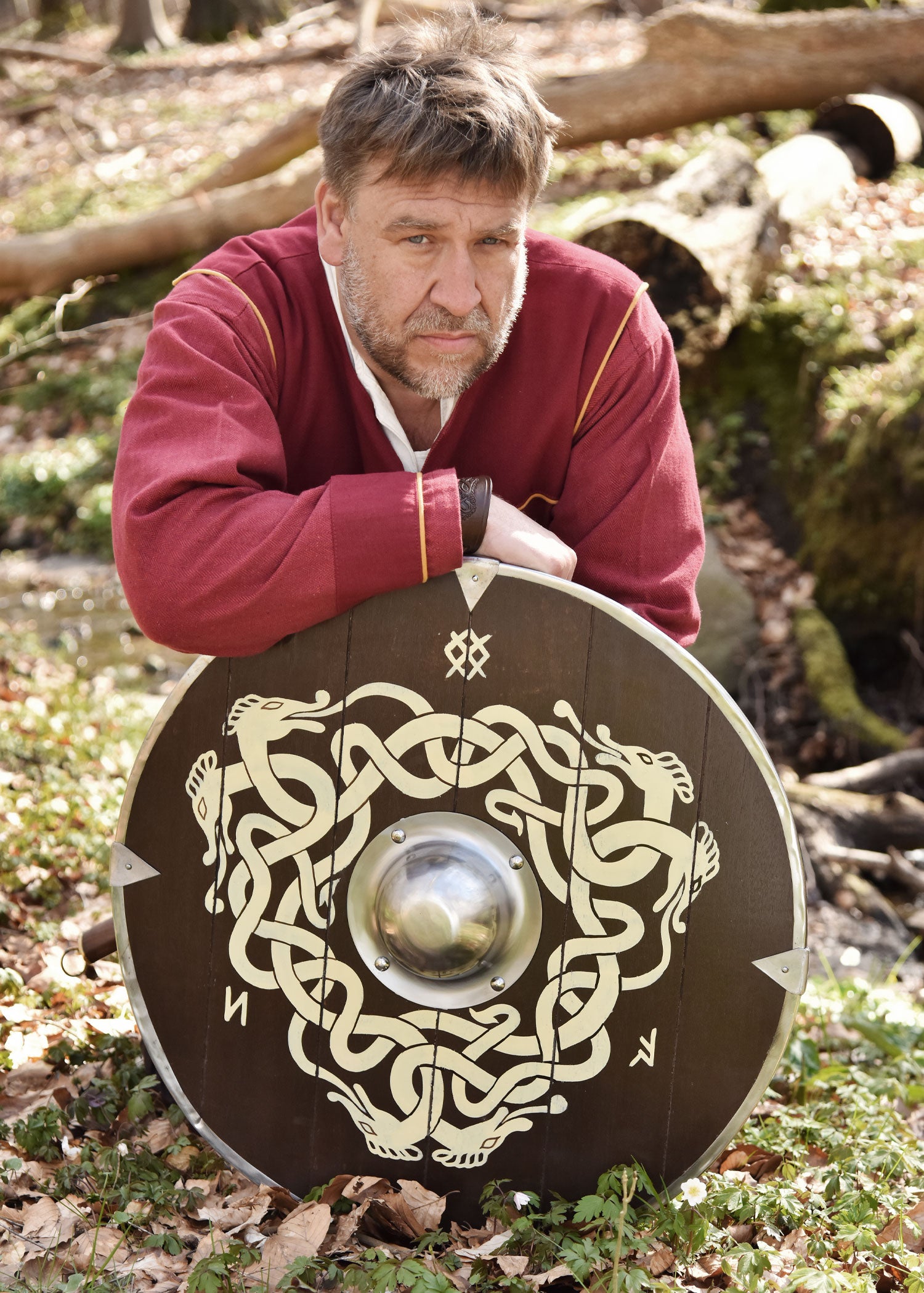 Imagen única de: Escudo Anglosajón Con Motivo De Serpiente Y Runas, 61 Cm (24")