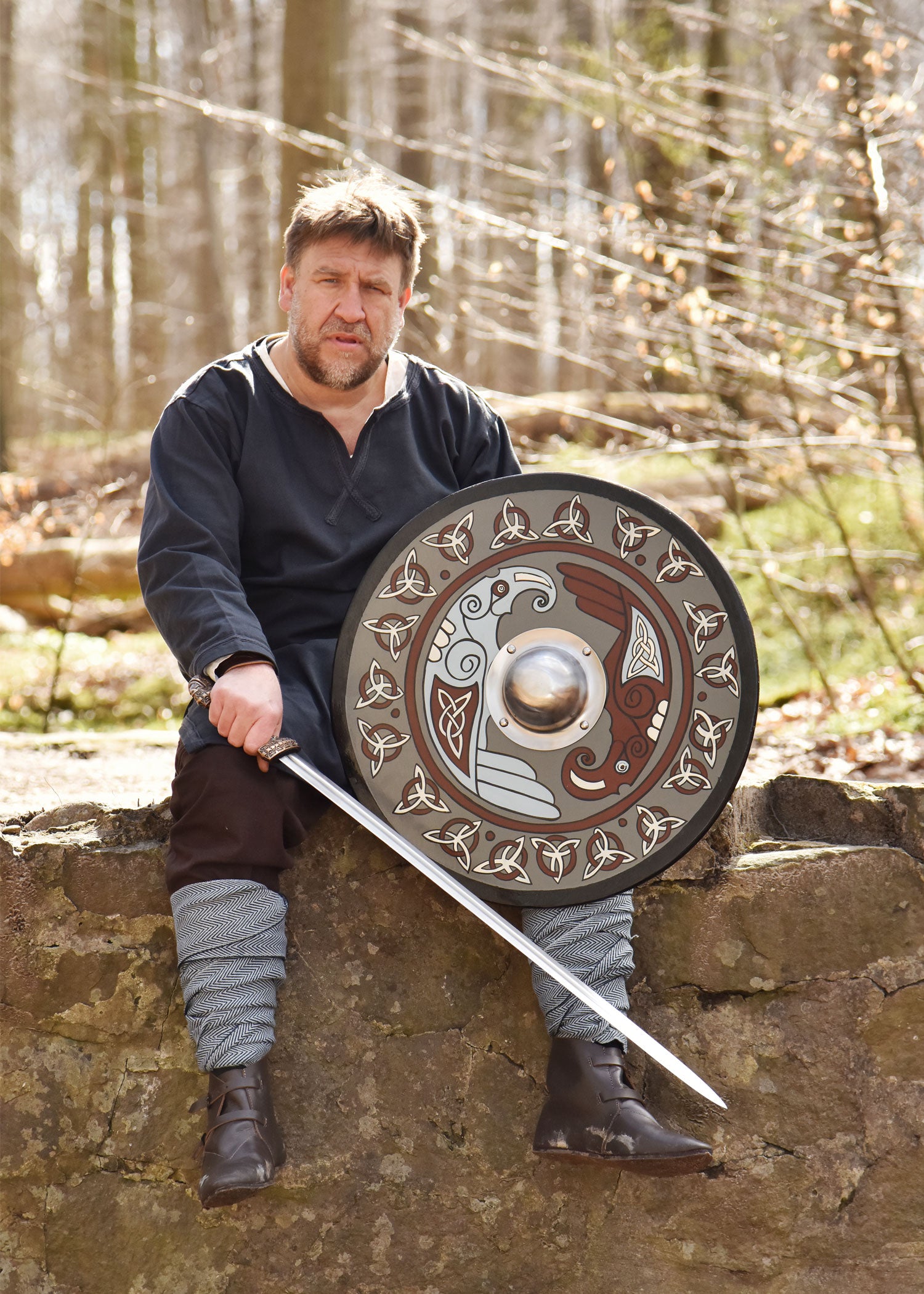 Imagen única de: Escudo Vikingo De 24" Con Motivo De Cuervo Y Triquetras