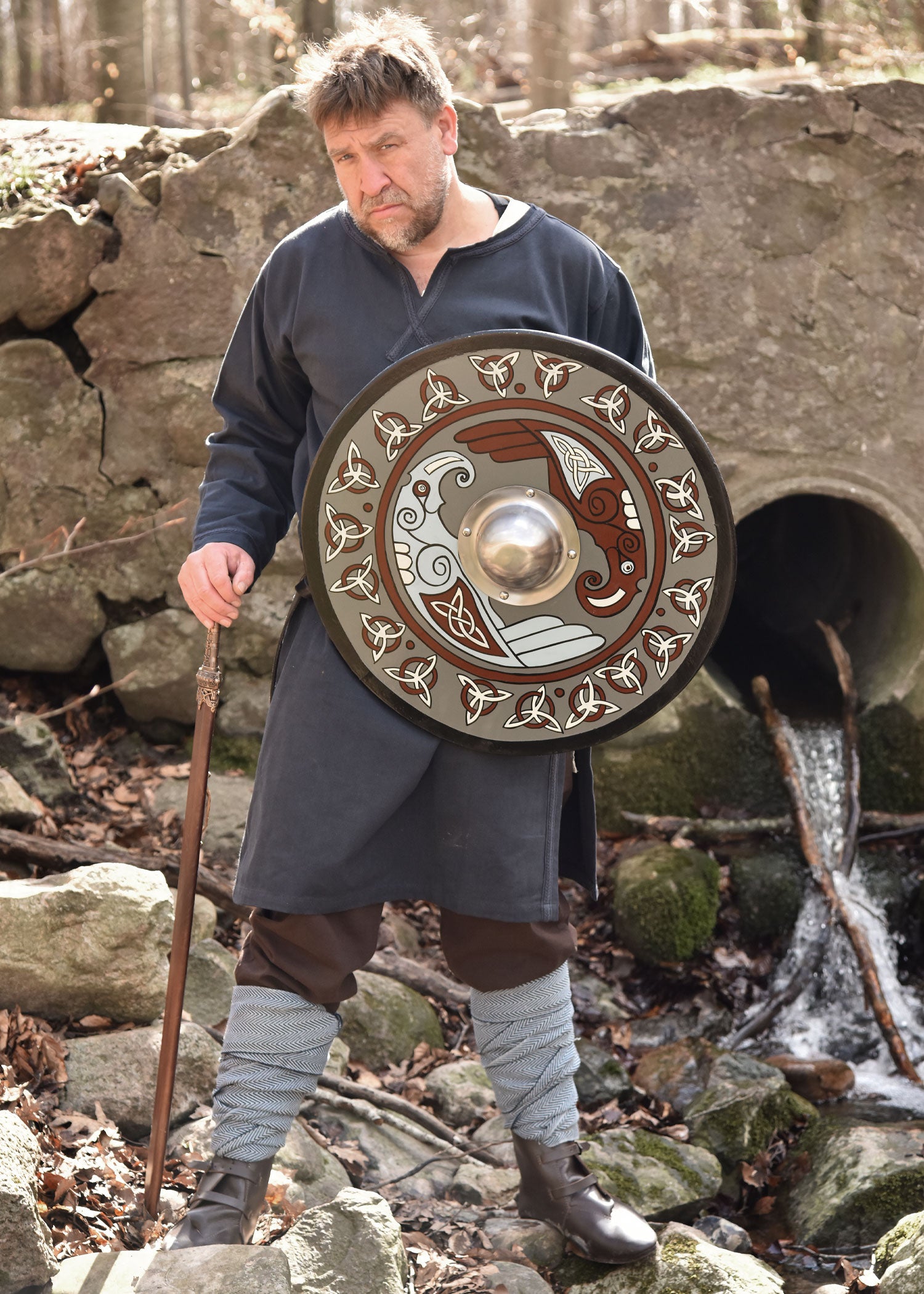 Imagen única de: Escudo Vikingo De 24" Con Motivo De Cuervo Y Triquetras