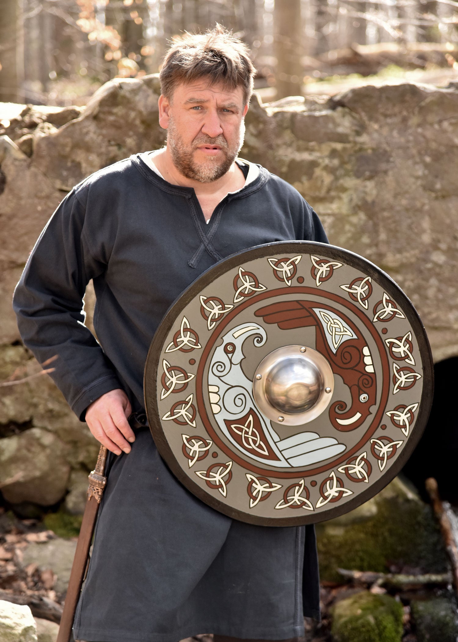 Imagen única de: Escudo Vikingo De 24" Con Motivo De Cuervo Y Triquetras