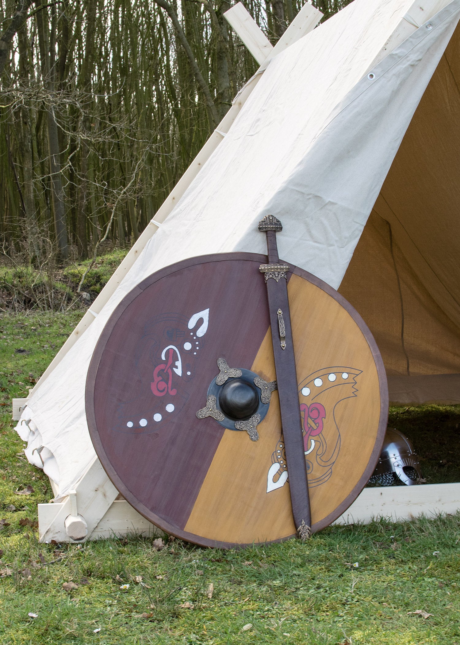 Imagen única de: Escudo Vikingo Redondo, De Madera, Con Motivo De Caballo Nórdico.