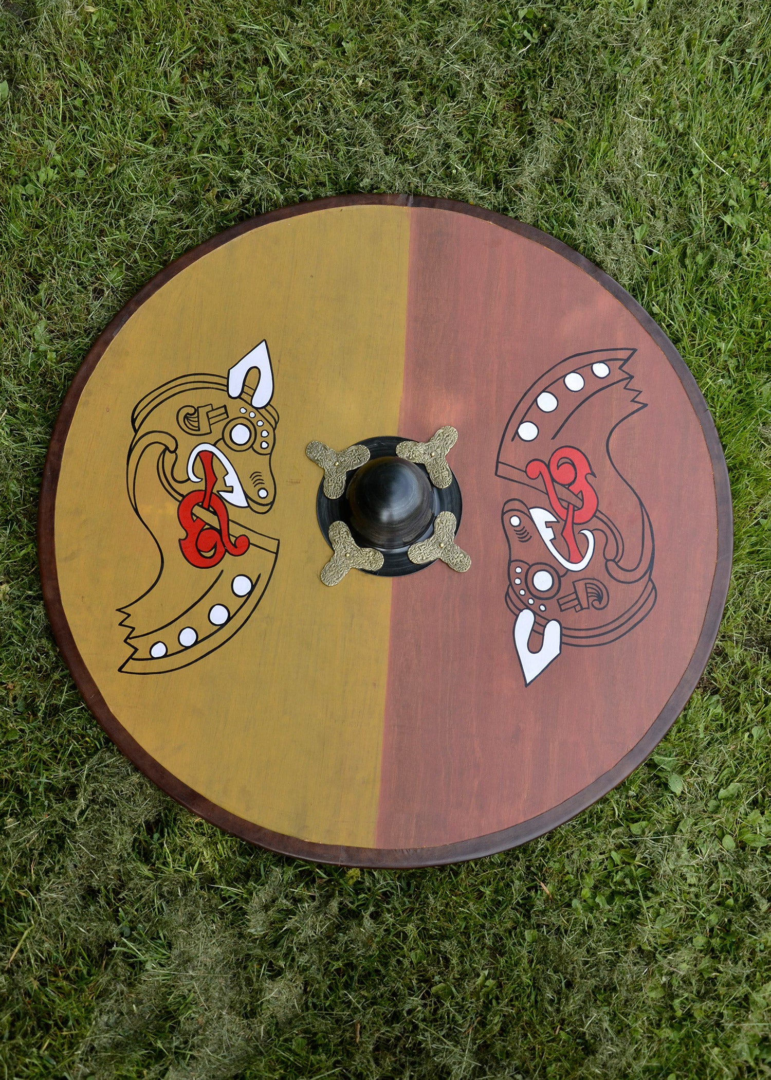 Imagen única de: Escudo Vikingo Redondo, De Madera, Con Motivo De Caballo Nórdico.