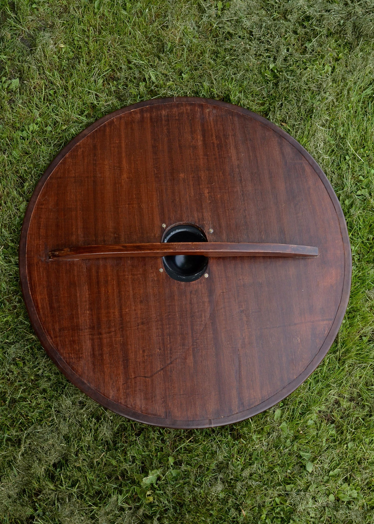 Imagen única de: Escudo Vikingo Redondo, De Madera, Con Motivo De Caballo Nórdico.