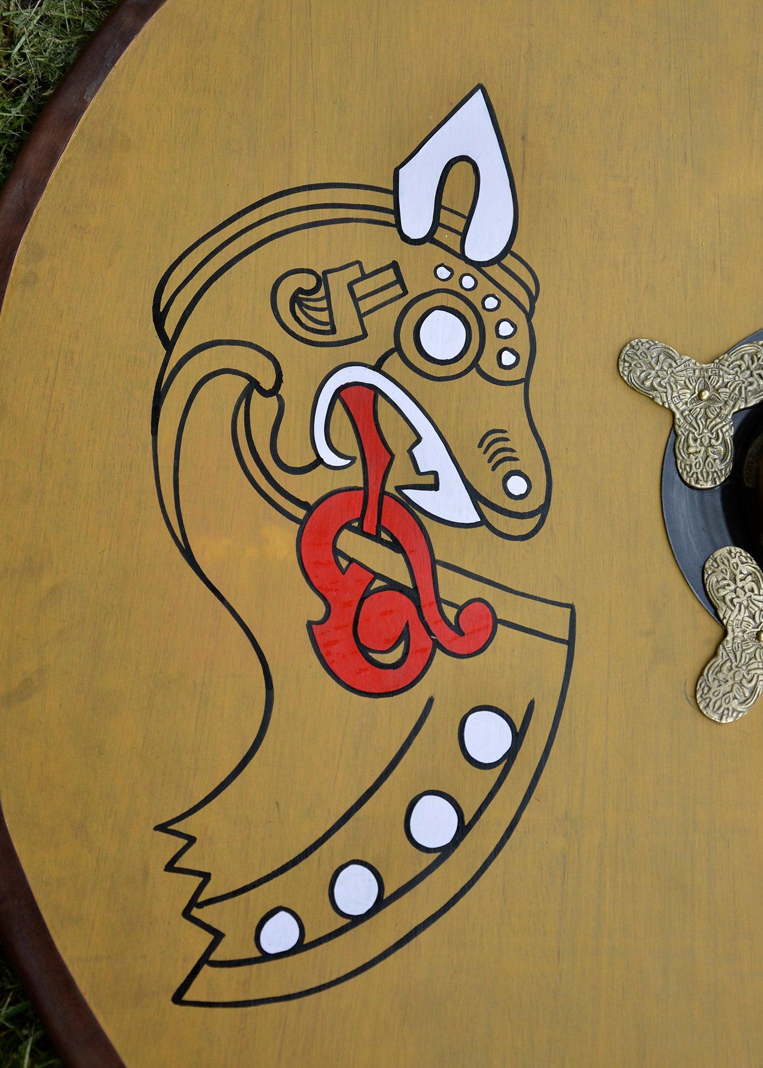 Imagen única de: Escudo Vikingo Redondo, De Madera, Con Motivo De Caballo Nórdico.