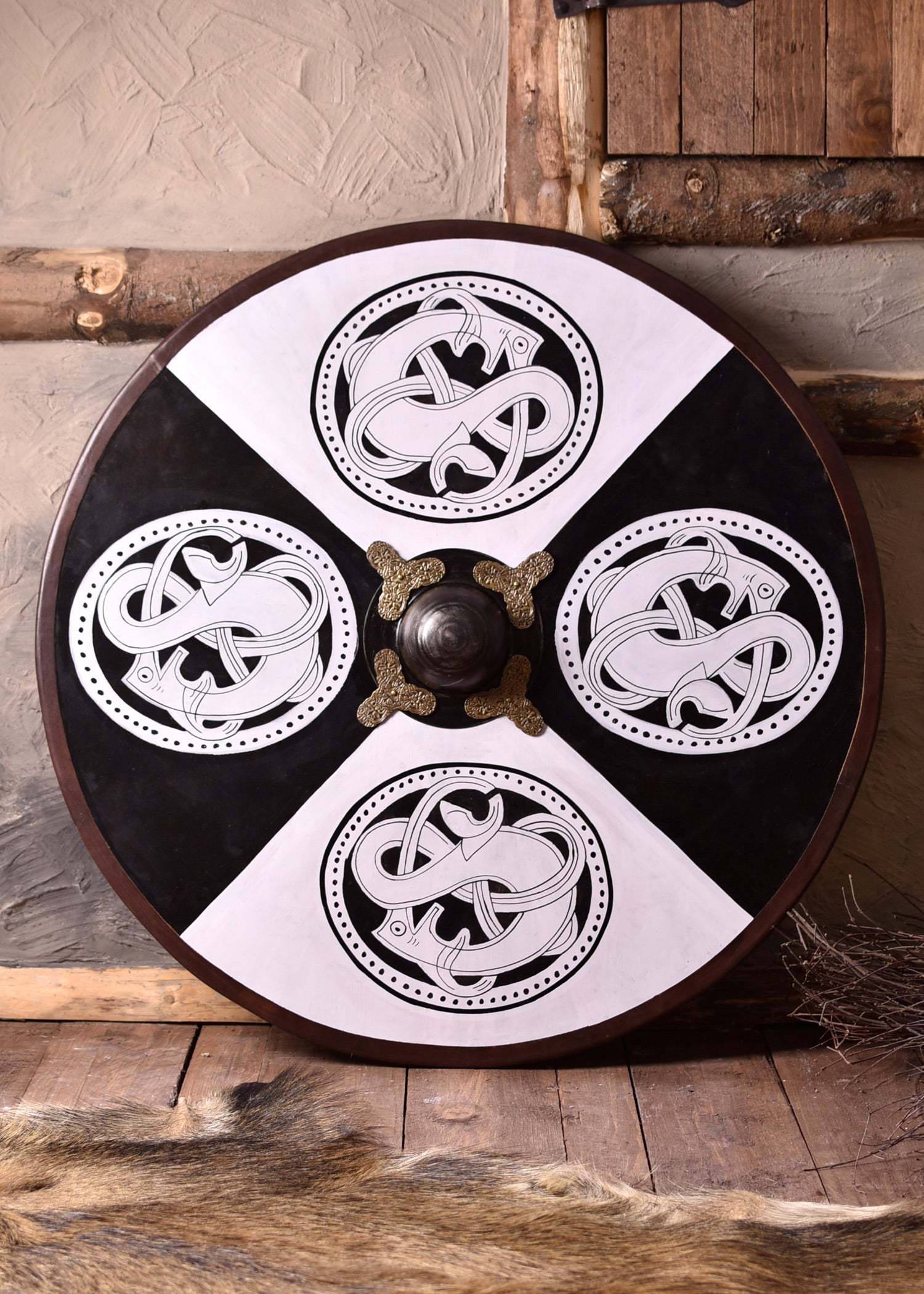 Imagen única de: Escudo Vikingo Redondo, Fabricado En Madera, Con Pintura De Un Animal Depredador