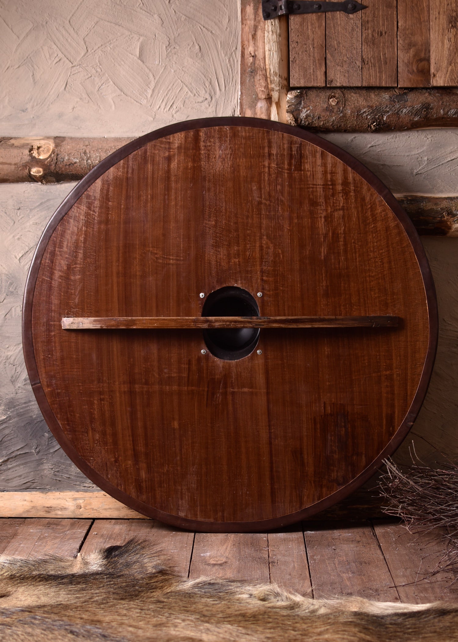 Imagen única de: Escudo Vikingo Redondo, Fabricado En Madera, Con Pintura De Un Animal Depredador