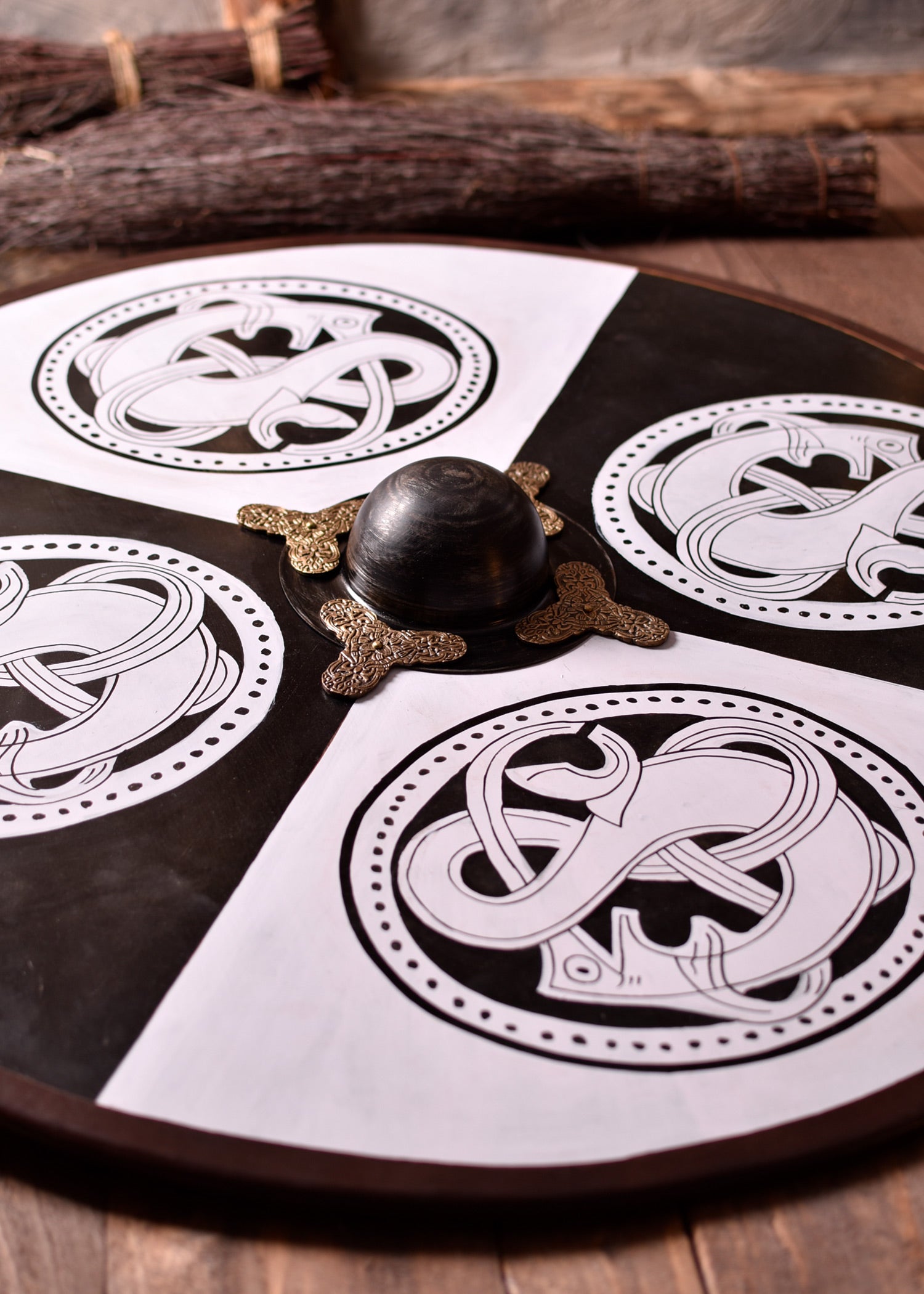 Imagen única de: Escudo Vikingo Redondo, Fabricado En Madera, Con Pintura De Un Animal Depredador