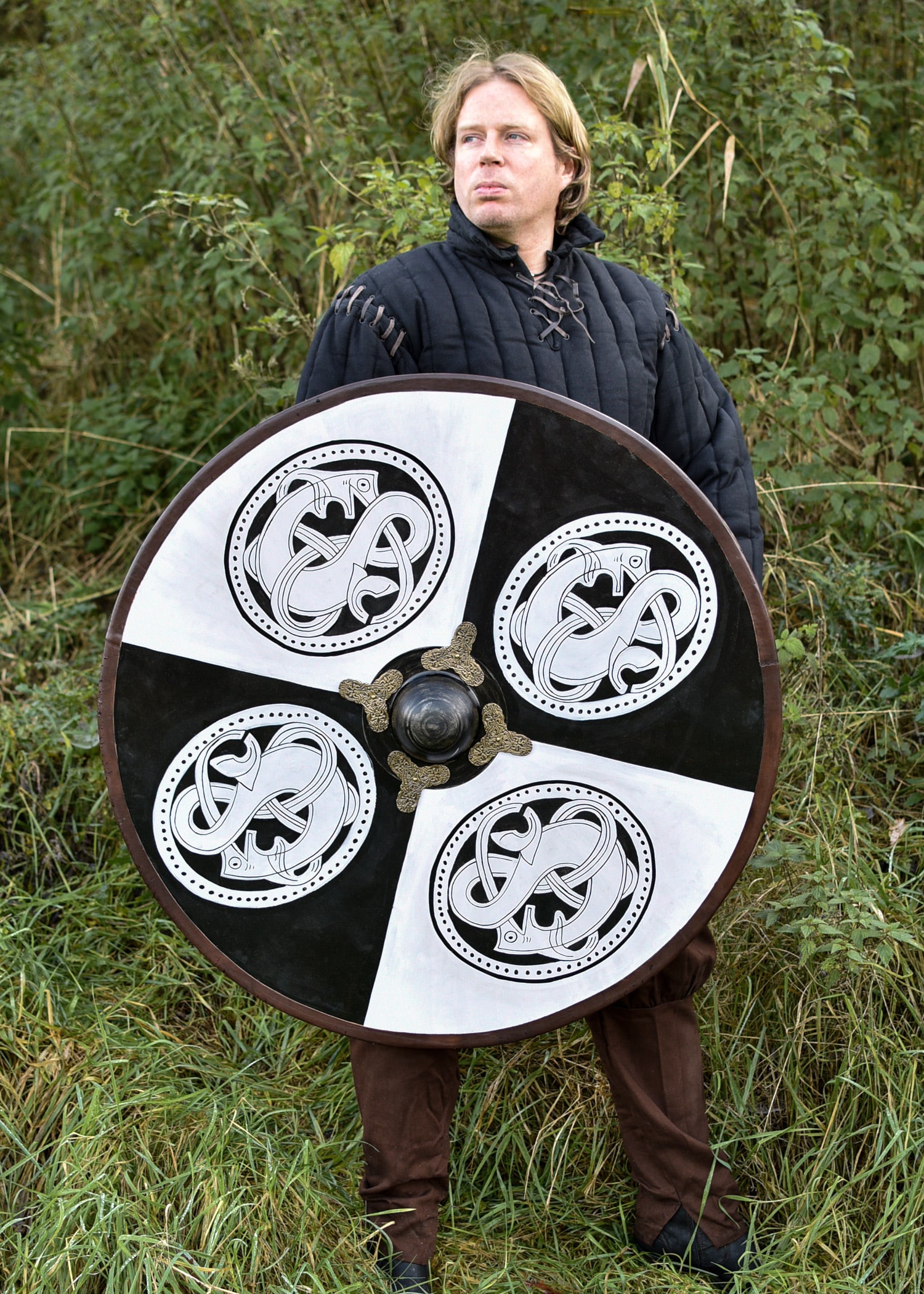 Imagen única de: Escudo Vikingo Redondo, Fabricado En Madera, Con Pintura De Un Animal Depredador