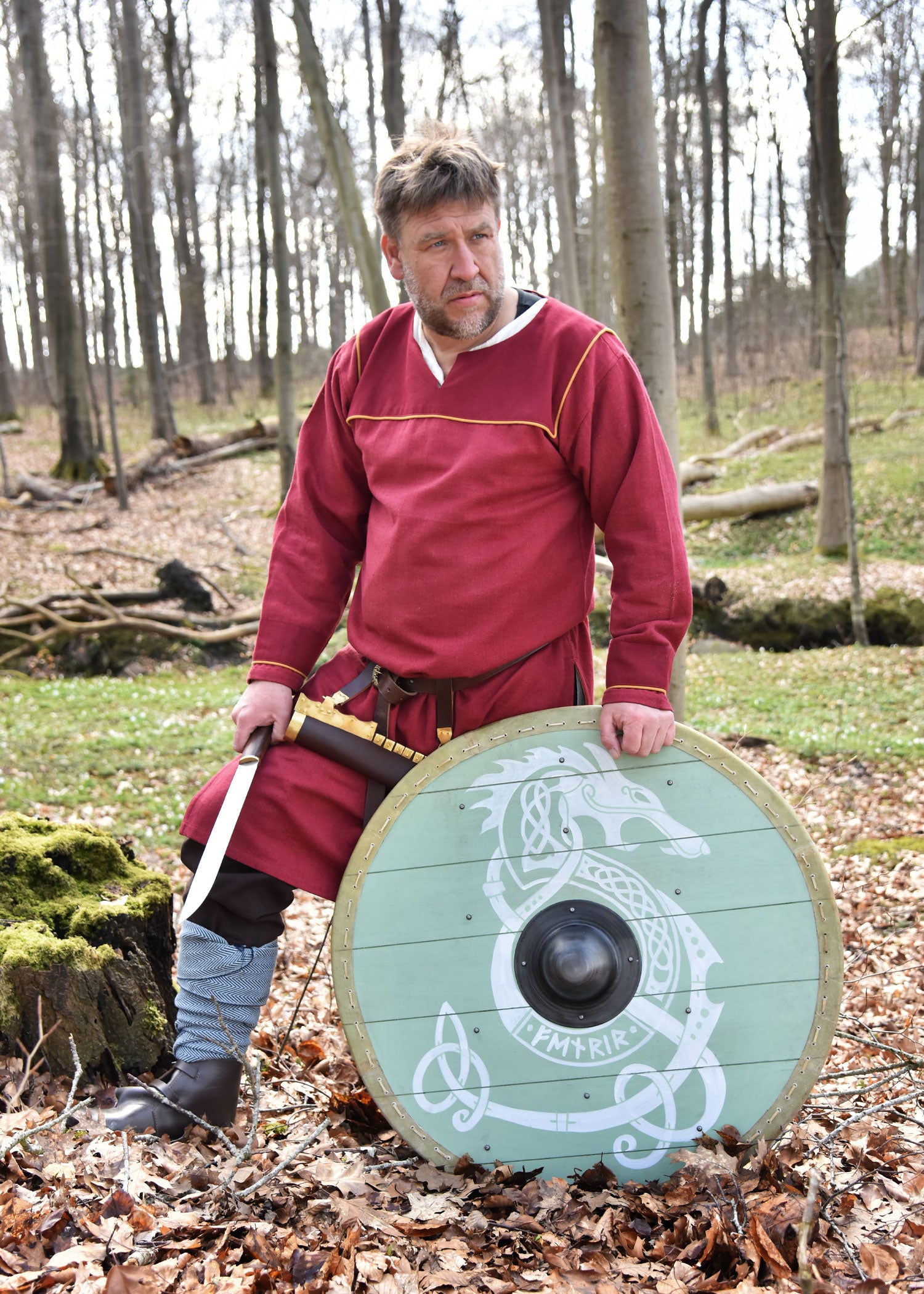 Imagen única de: Escudo Vikingo 'Fenrir' Con Borde De Cuero Crudo, 80 Cm