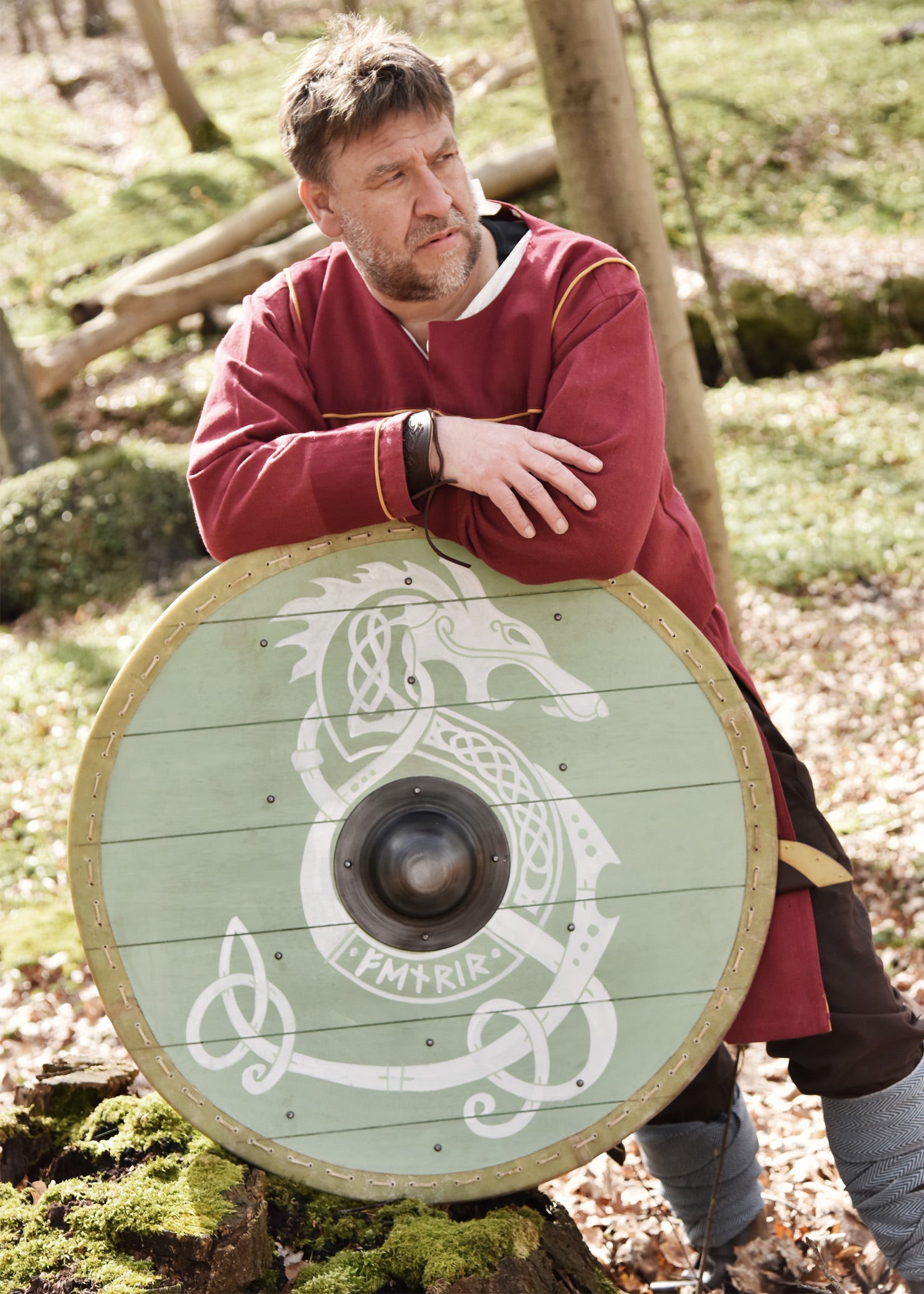 Imagen única de: Escudo Vikingo 'Fenrir' Con Borde De Cuero Crudo, 80 Cm
