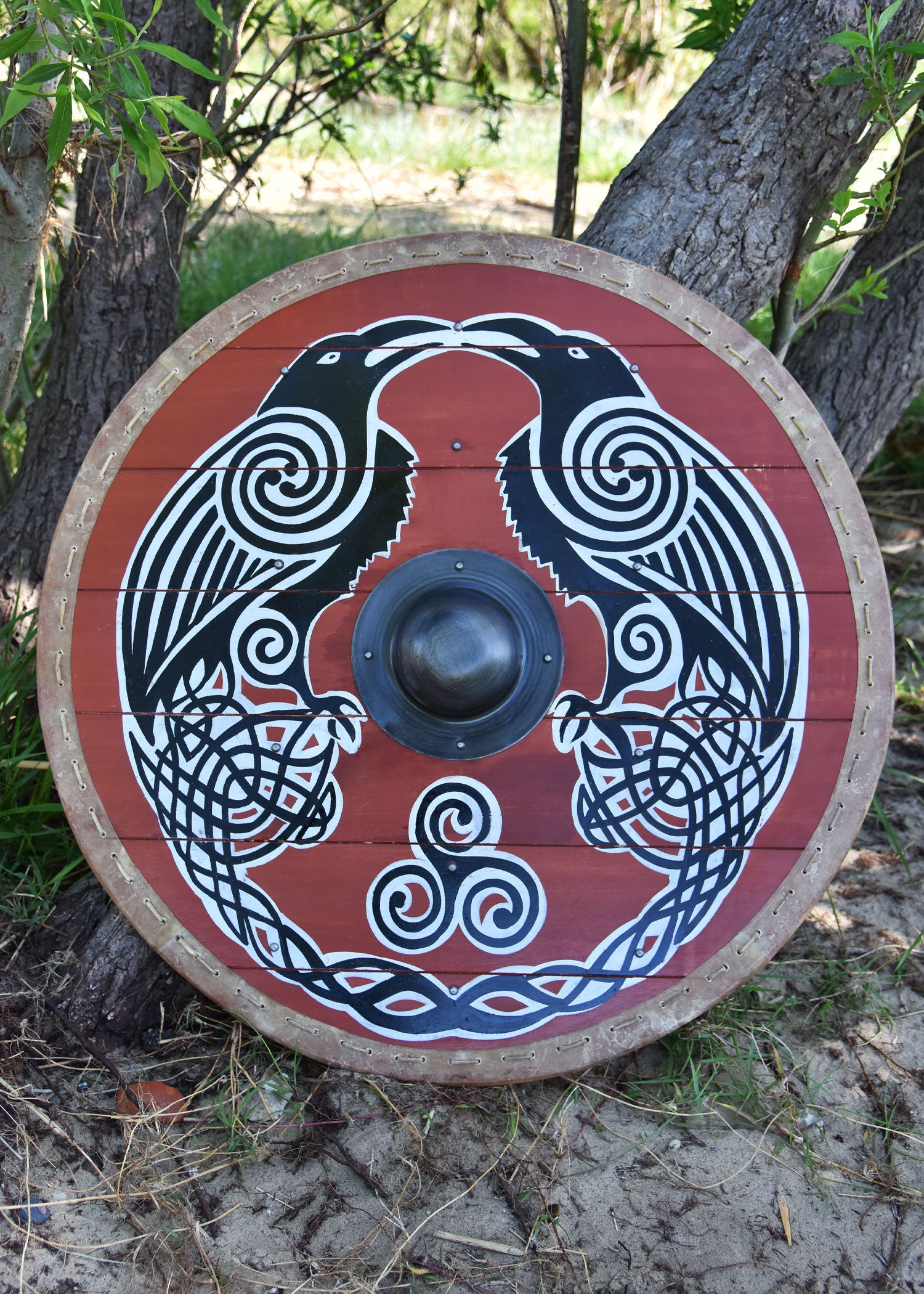 Imagen única de: Escudo Vikingo 'Hugin & Munin' Con Borde De Cuero Crudo, 80 Cm