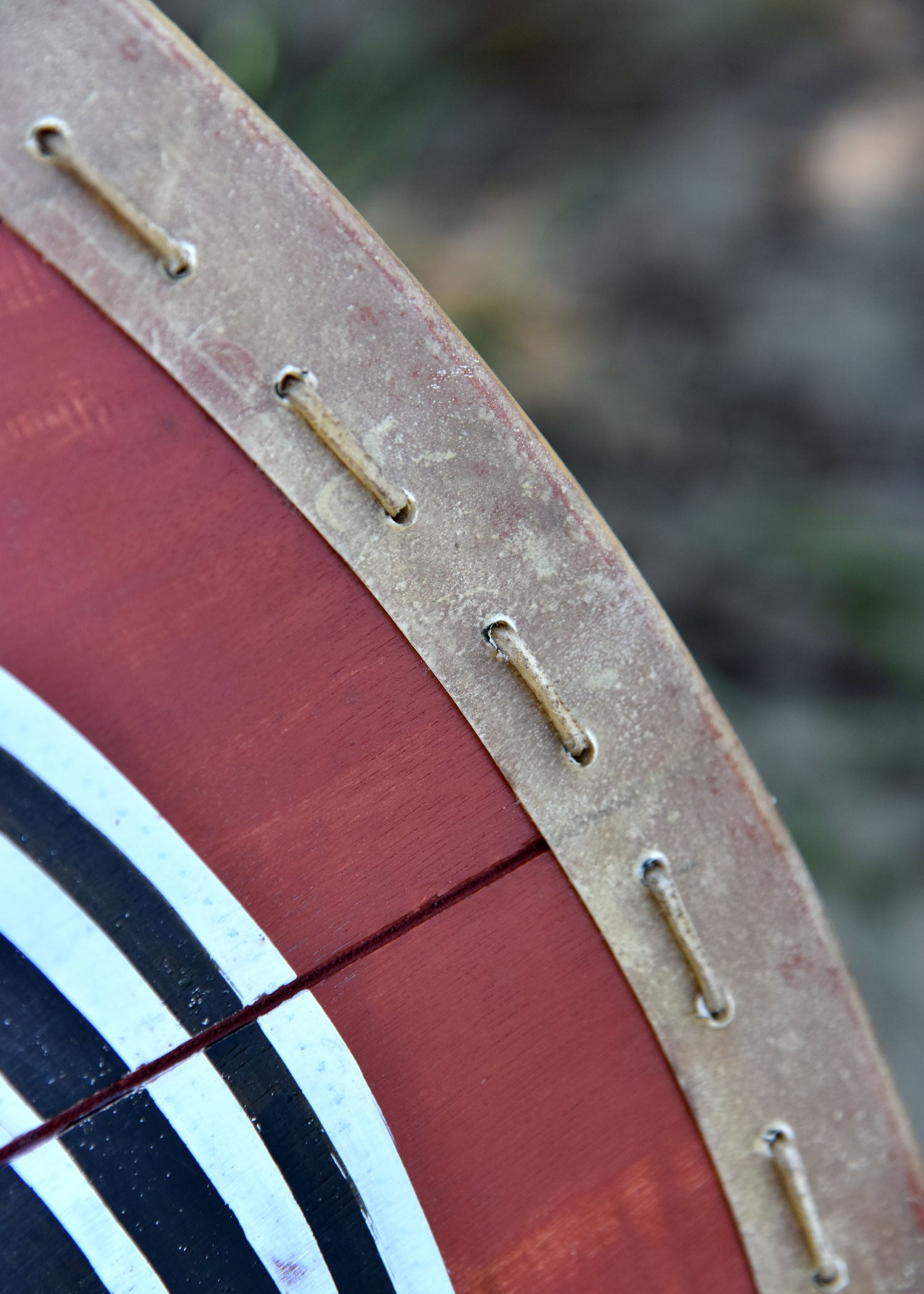 Imagen única de: Escudo Vikingo 'Hugin & Munin' Con Borde De Cuero Crudo, 80 Cm