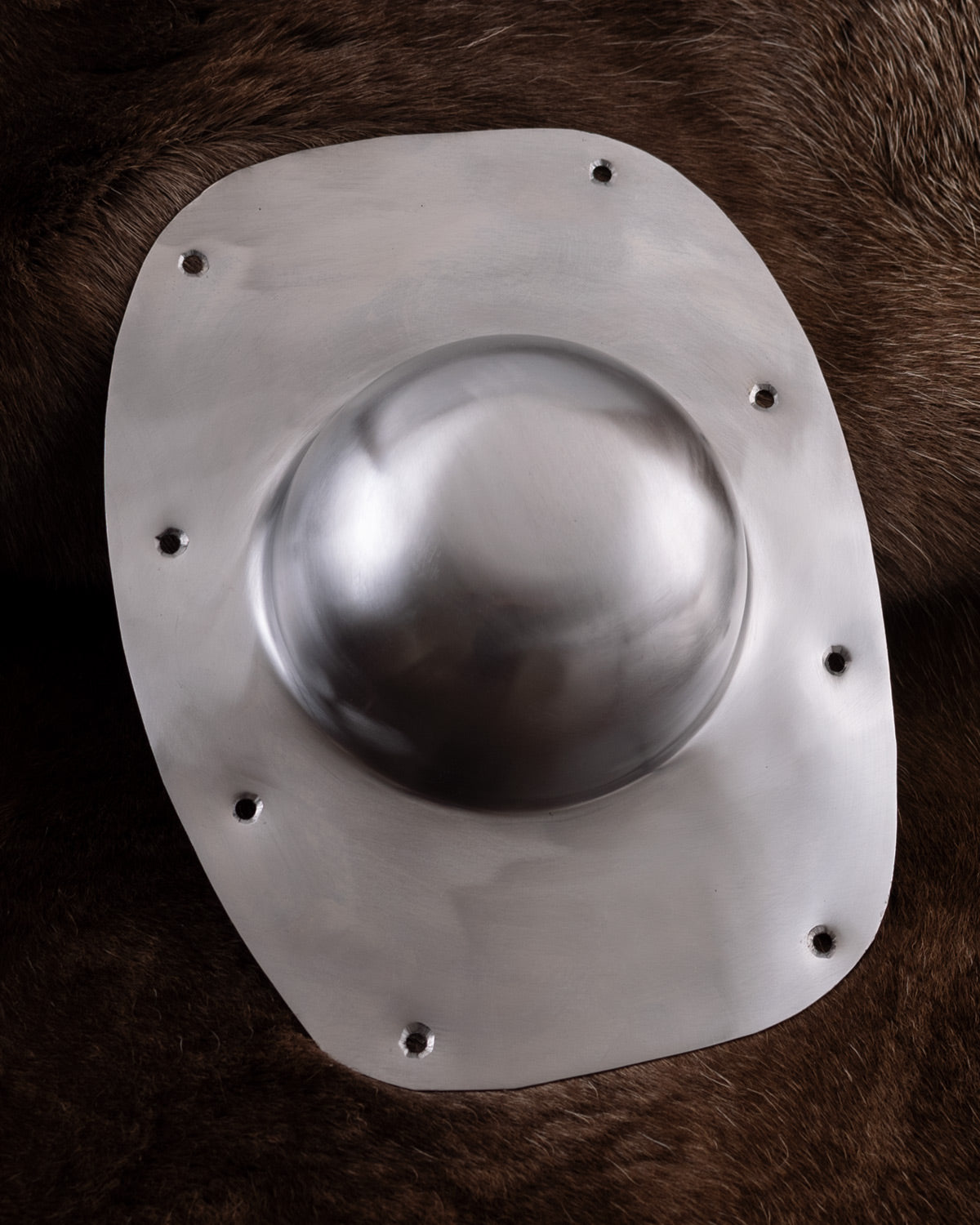 Imagen única de: Umbo, Resalte De Escudo Romano Con Tornillos, Acero