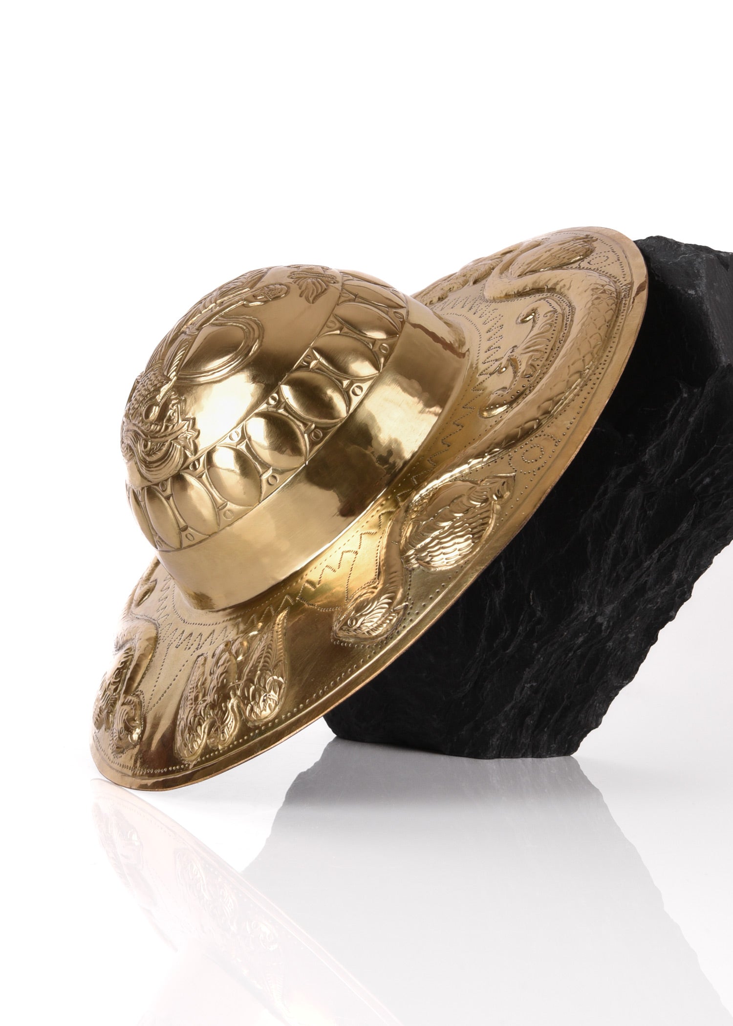 Imagen única de: Jefe De Escudo Romano Accionado A Mano, Latón