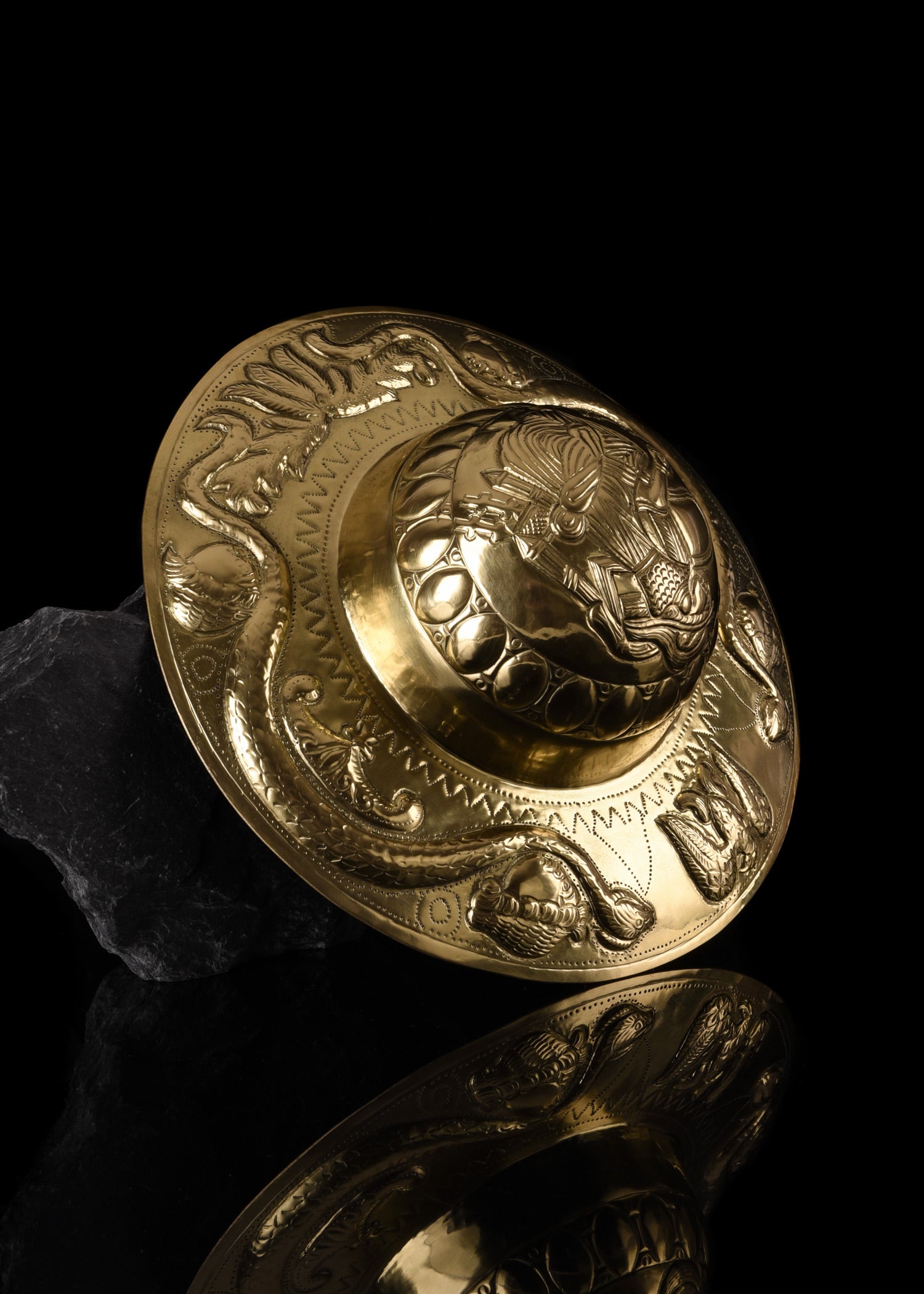 Imagen única de: Jefe De Escudo Romano Accionado A Mano, Latón