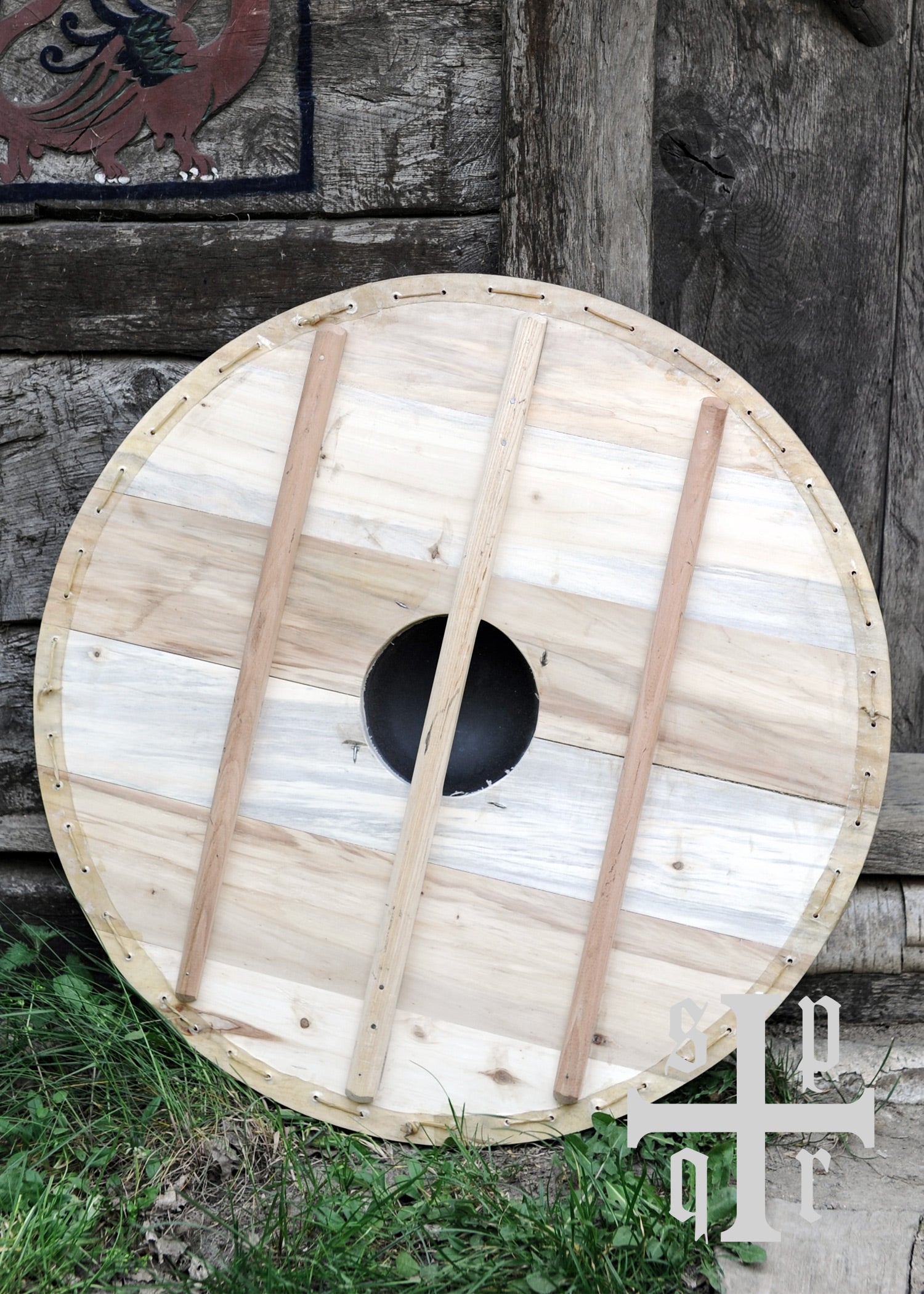 Imagen única de: Escudo Vikingo Redondo De Madera Y Lona, Con Casquillo De Hierro.