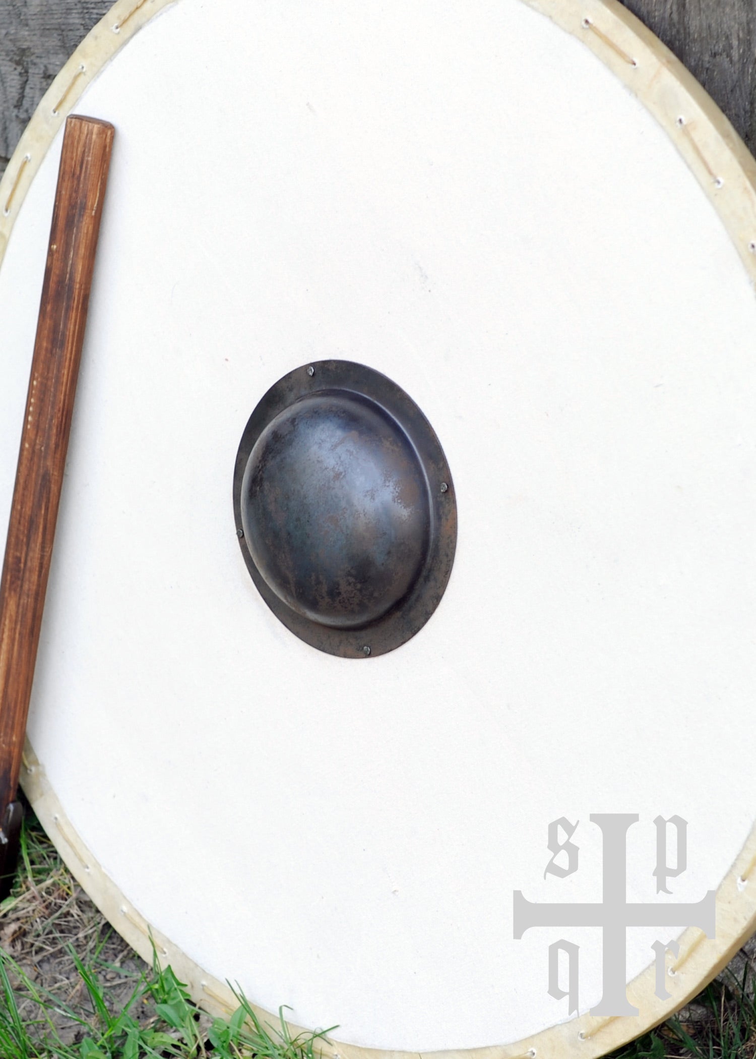 Imagen única de: Escudo Vikingo Redondo De Madera Y Lona, Con Casquillo De Hierro.