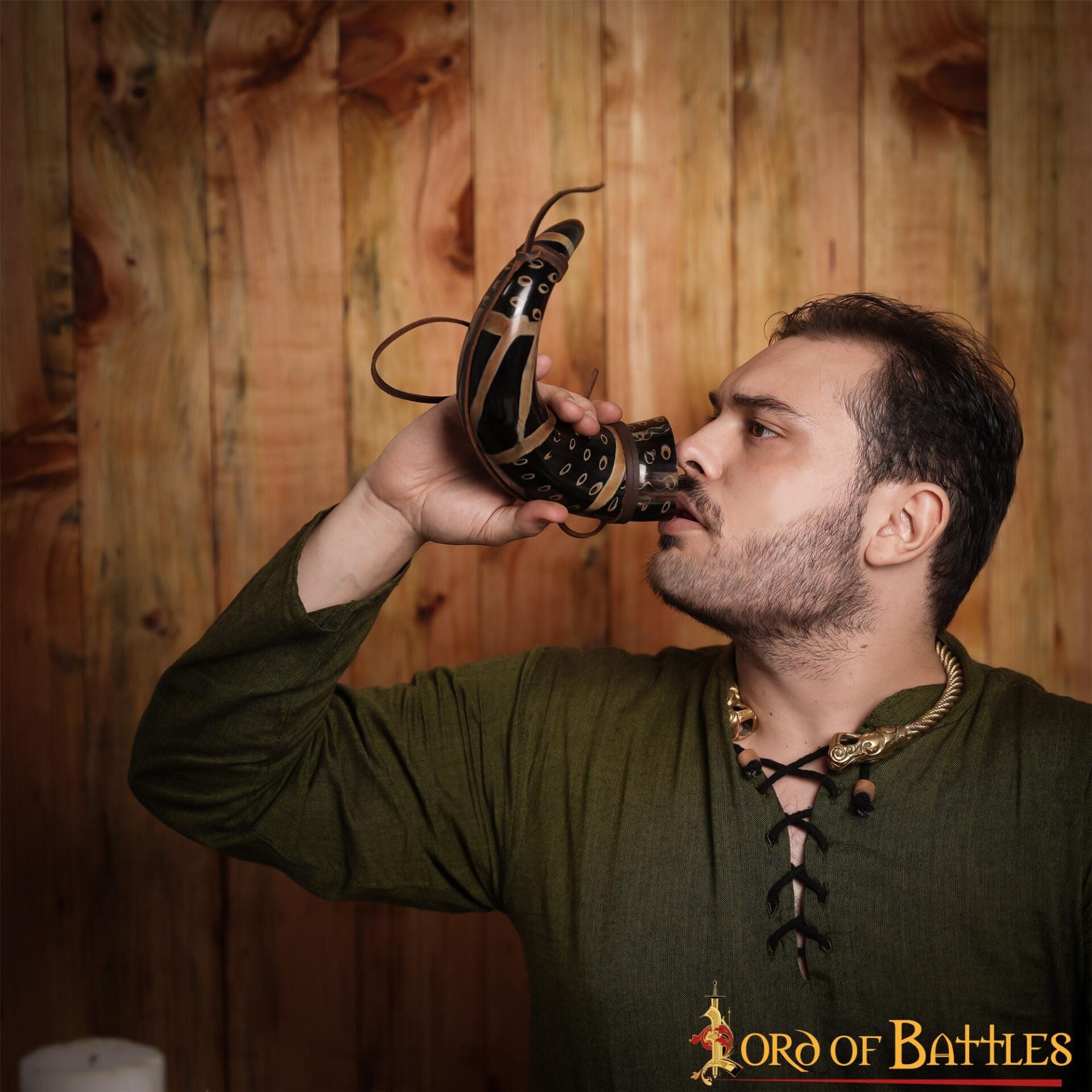 Imagen única de: Cuerno Medieval para Beber 400 - 500 Ml con Cuerda de Cuero Hecho a Mano Verdadero Cuerno de Buey
